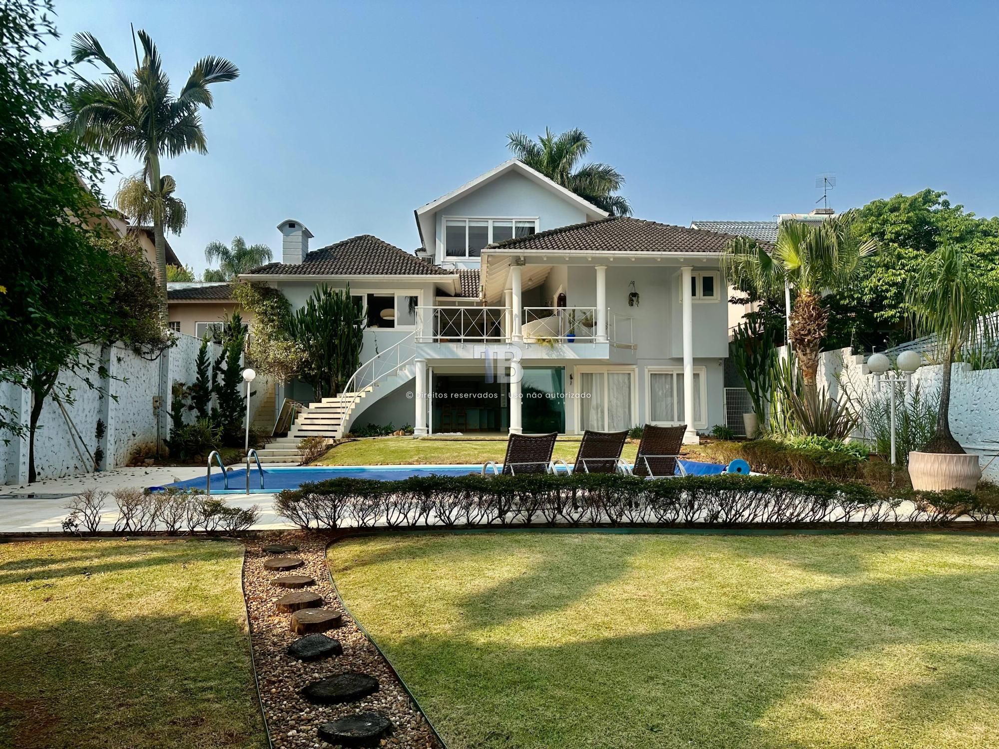 Casa Semimobiliada com 3 Suítes