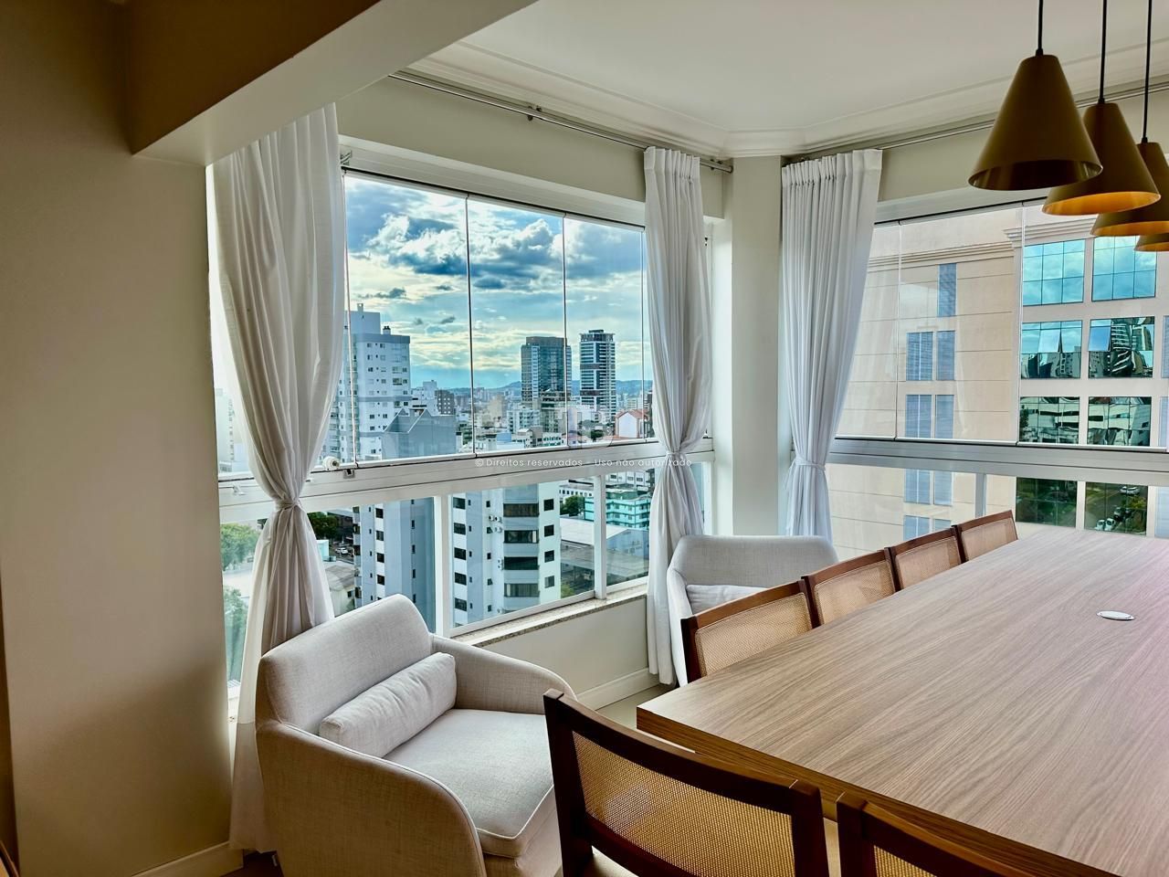 Apartamento Semimobiliado com 3 suítes