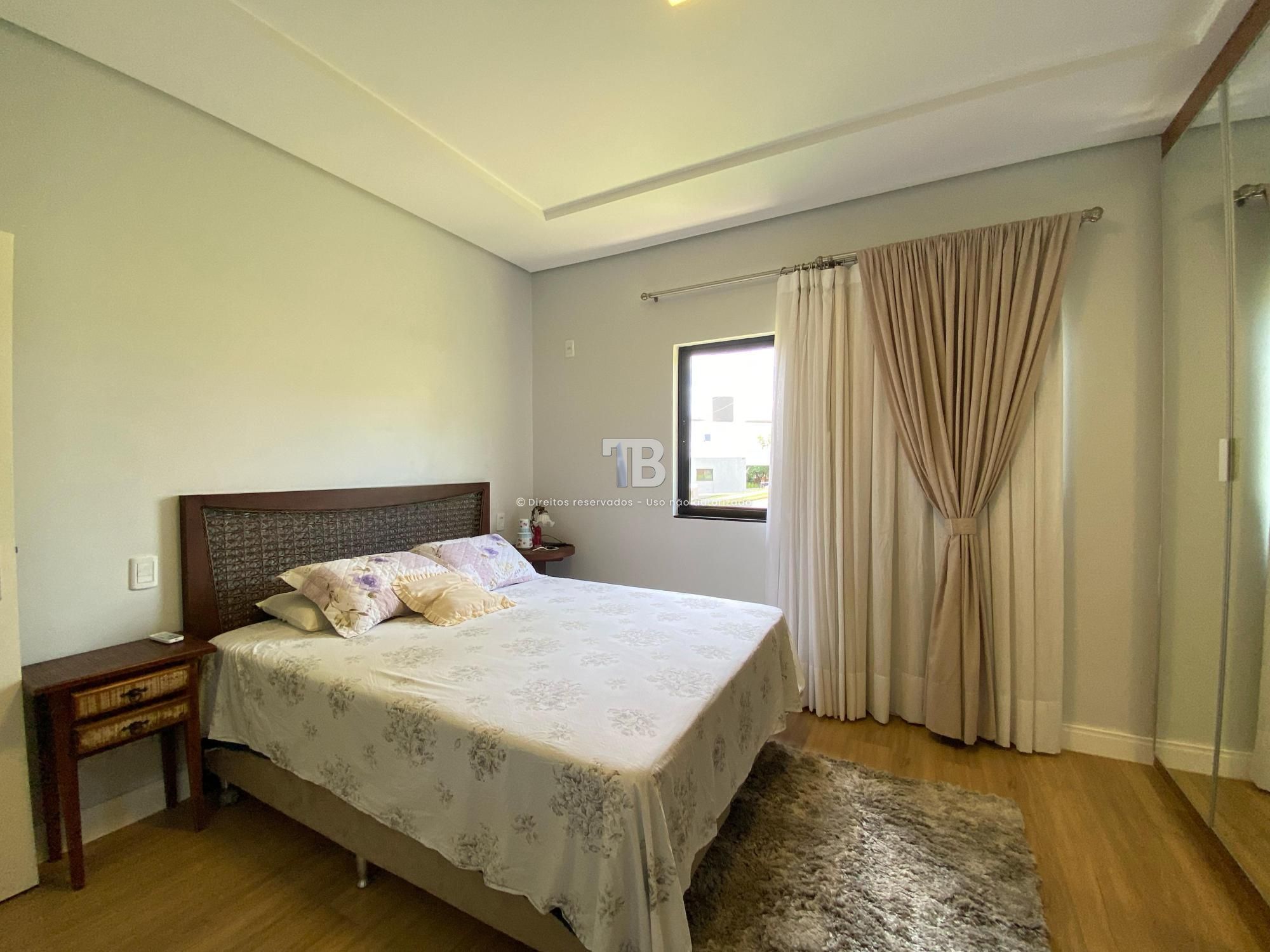 Casa Semimobiliada em condomínio fechado