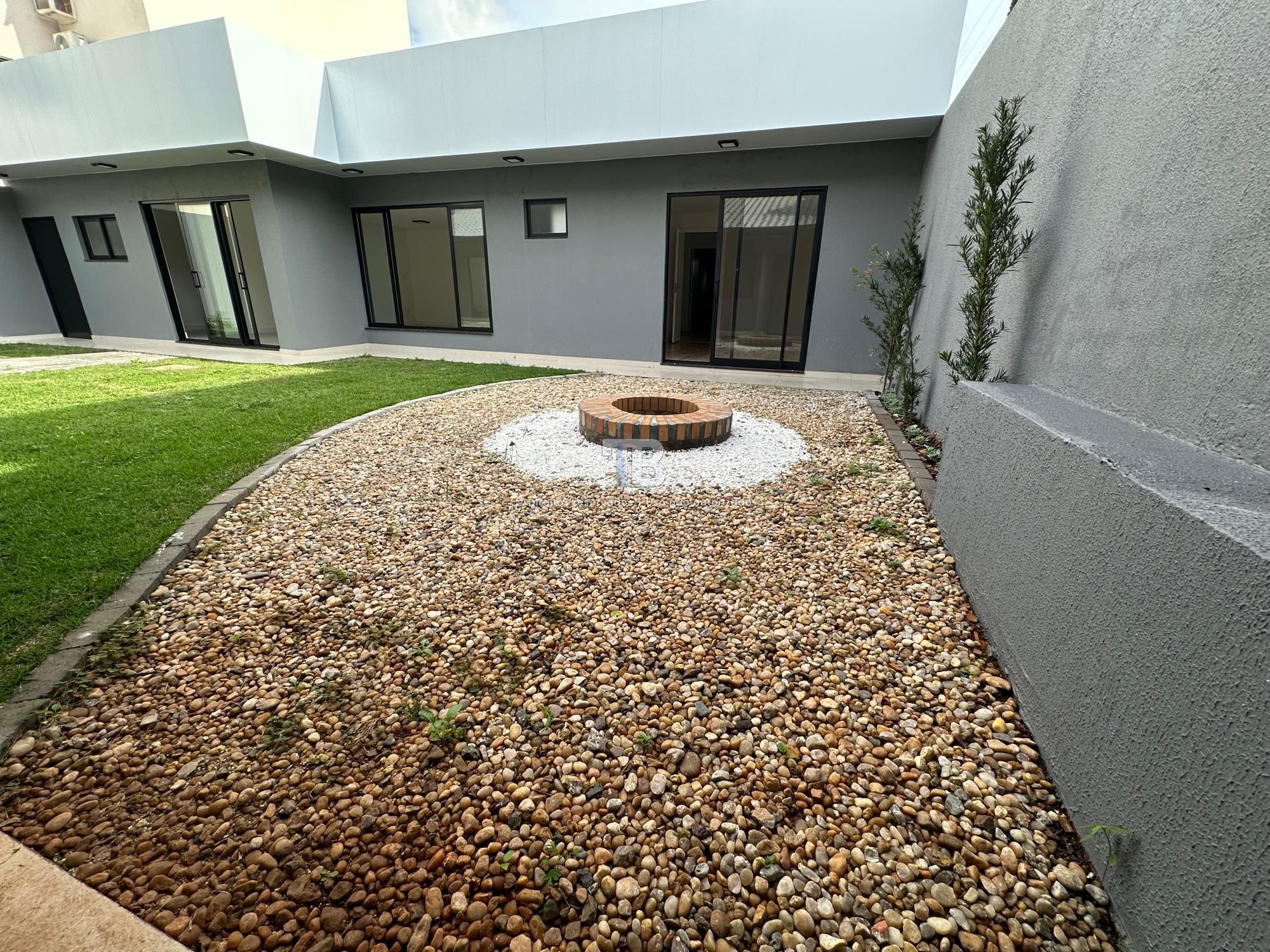 Casa com quatro dormitórios, sendo duas suítes à venda