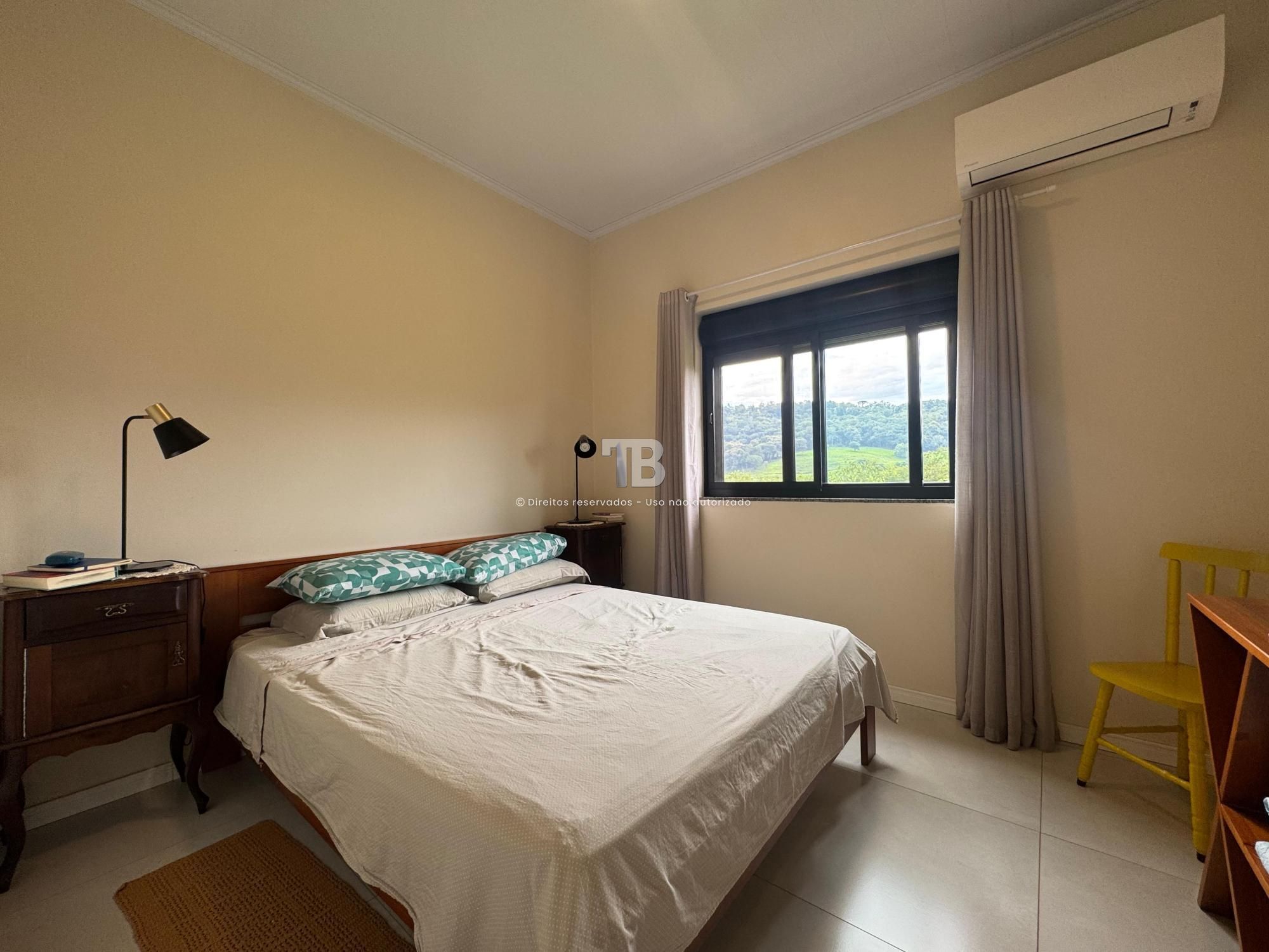 Casa em Condomínio Semimobiliada