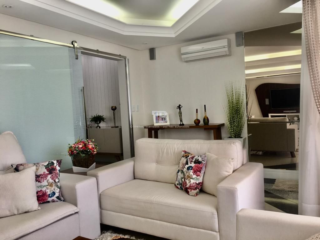 Casa semimobiliada com 3 suítes