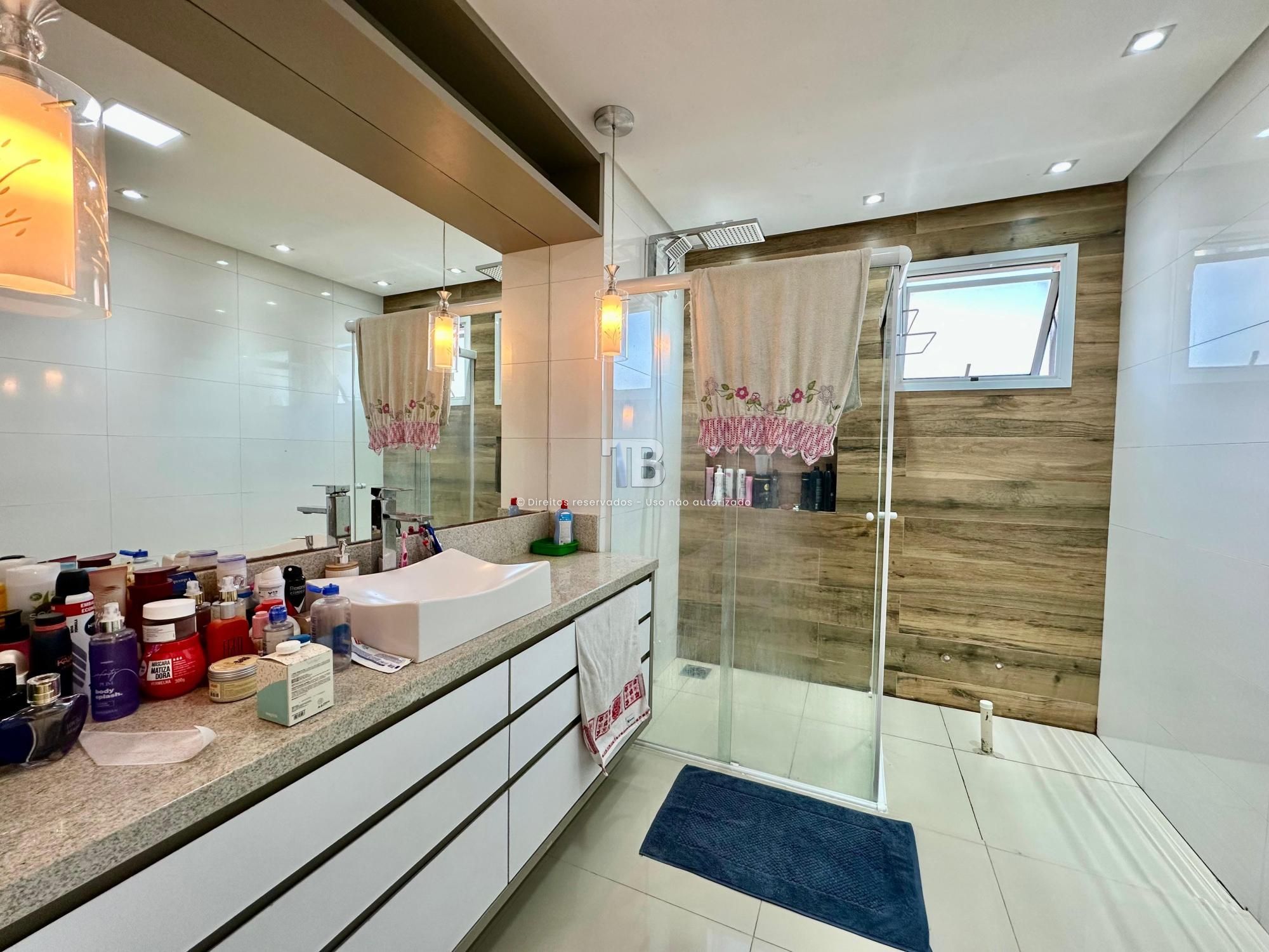 Apartamento Semimobiliado com 3 suítes