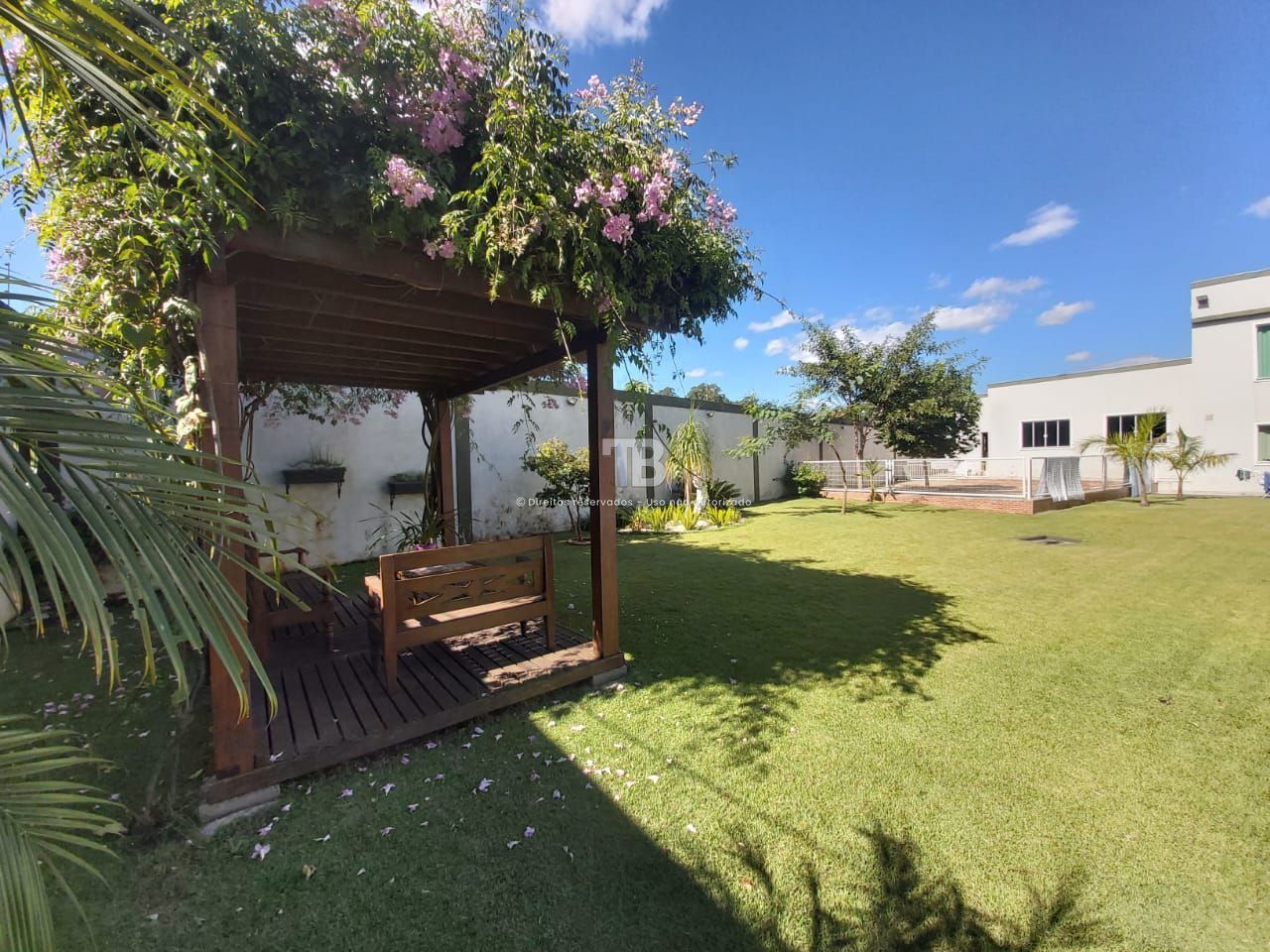 Casa semimobiliada com 4 quartos