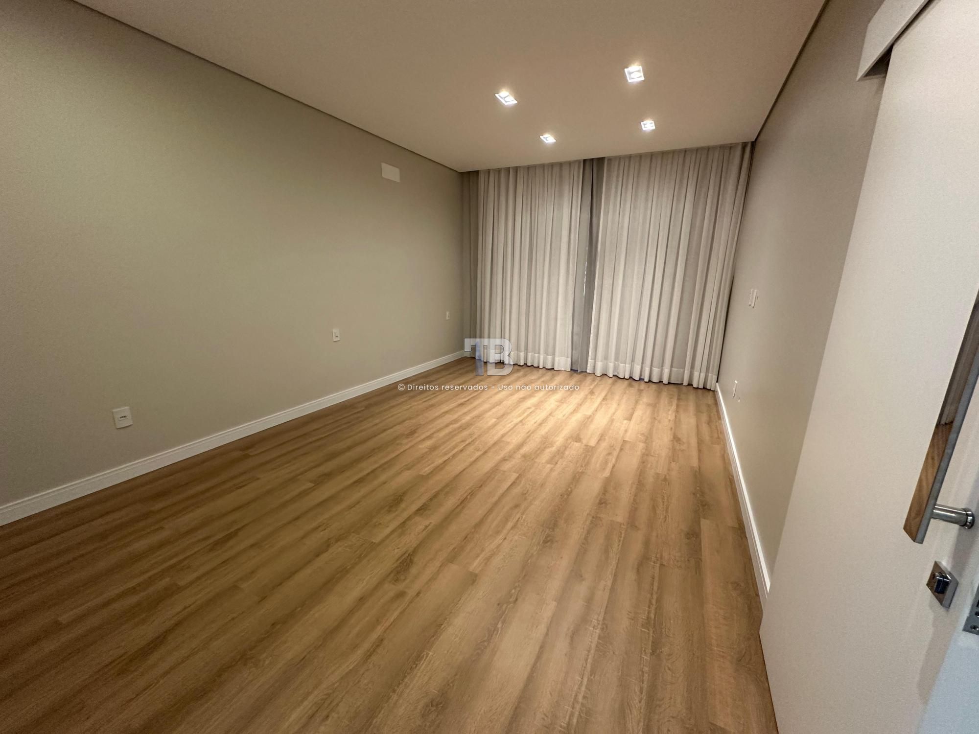 Casa Semimobiliada em Condomínio Fechado