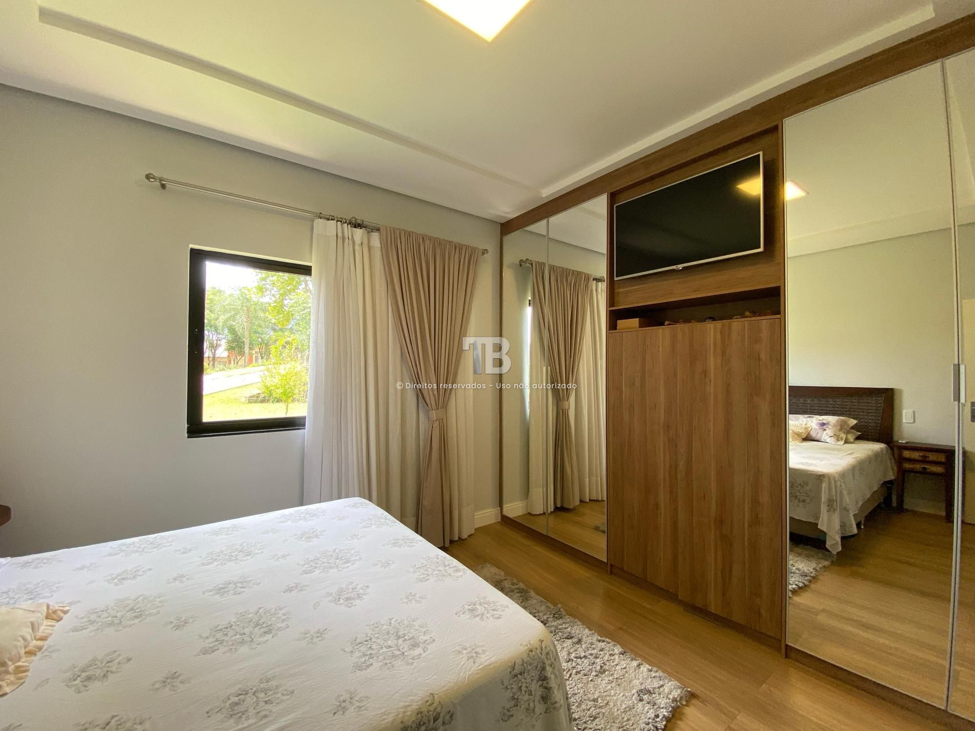Casa Semimobiliada em condomínio fechado