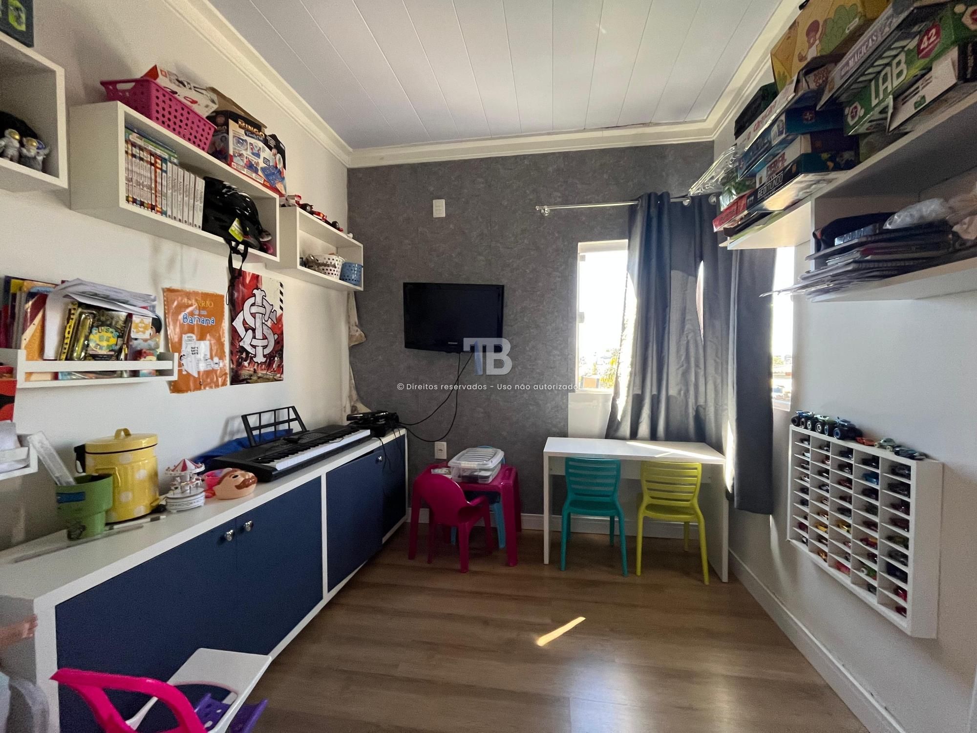 Casa com dois pavimentos à venda