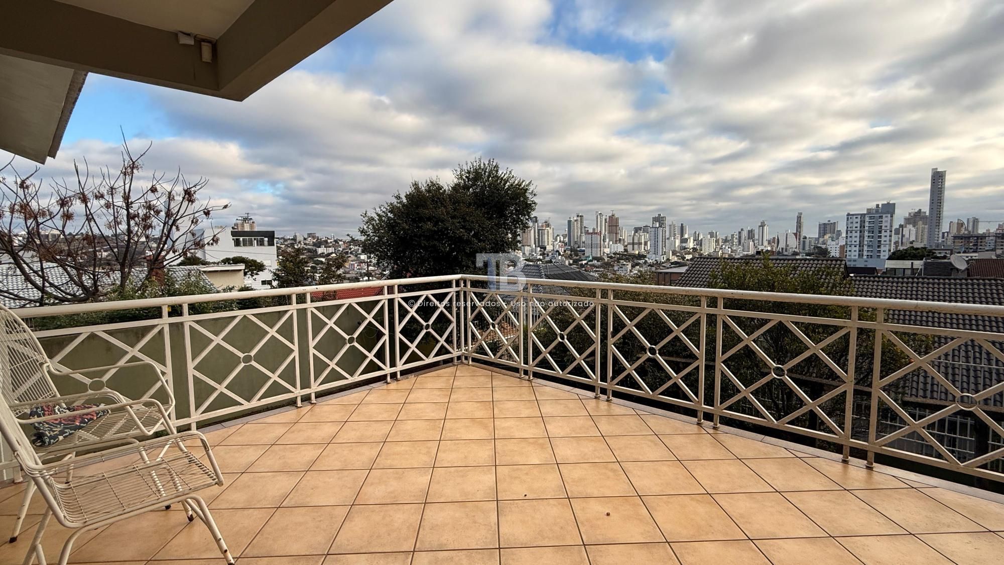 Casa Semimobiliada com quatro dormitórios