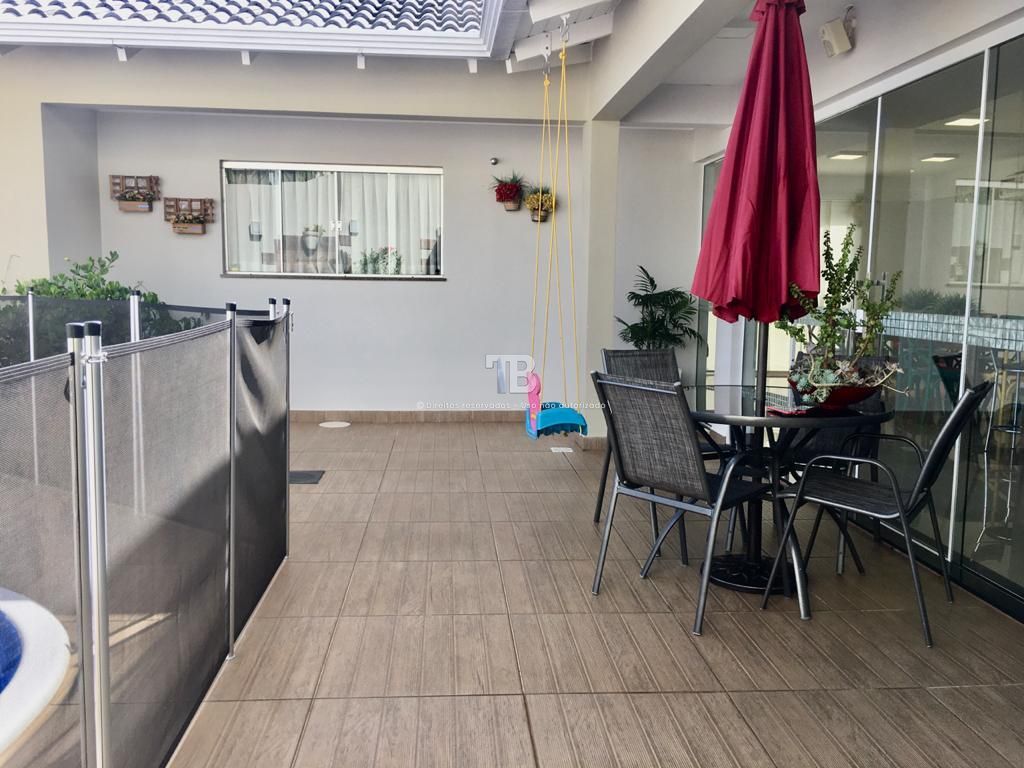 Casa semimobiliada com 3 suítes