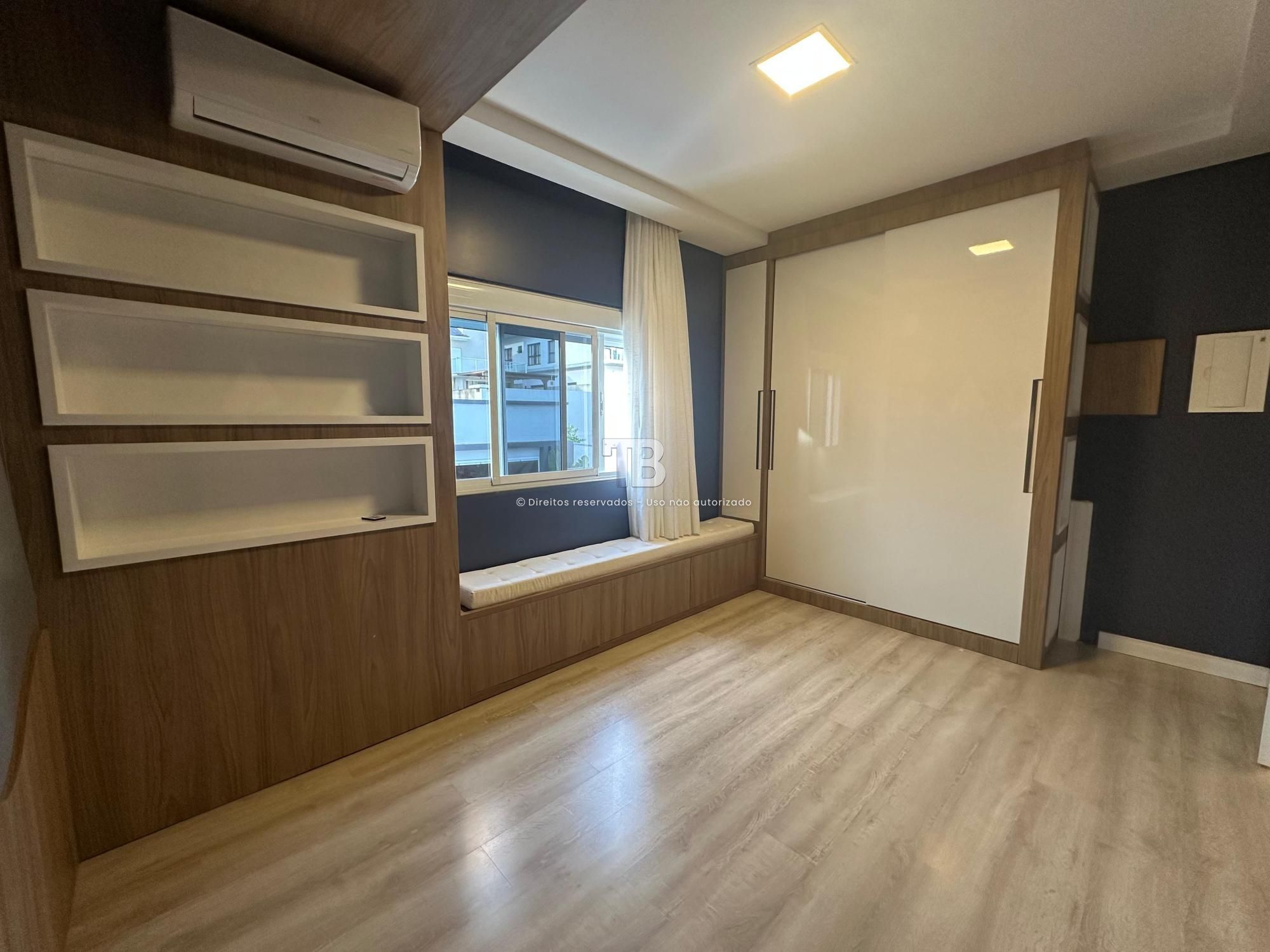 Casa Mobiliada com Piscina à Venda