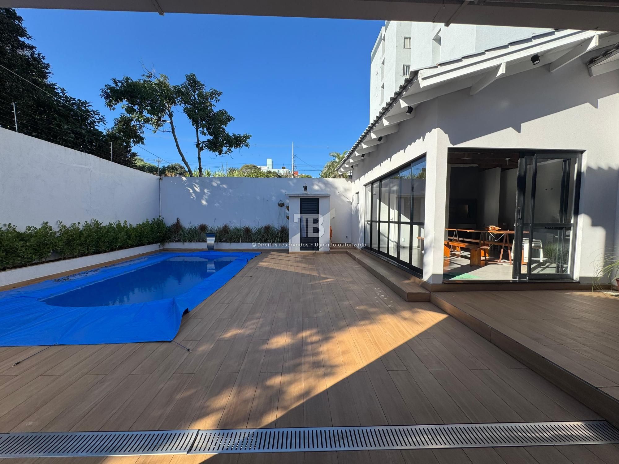 Casa à Venda com piscina