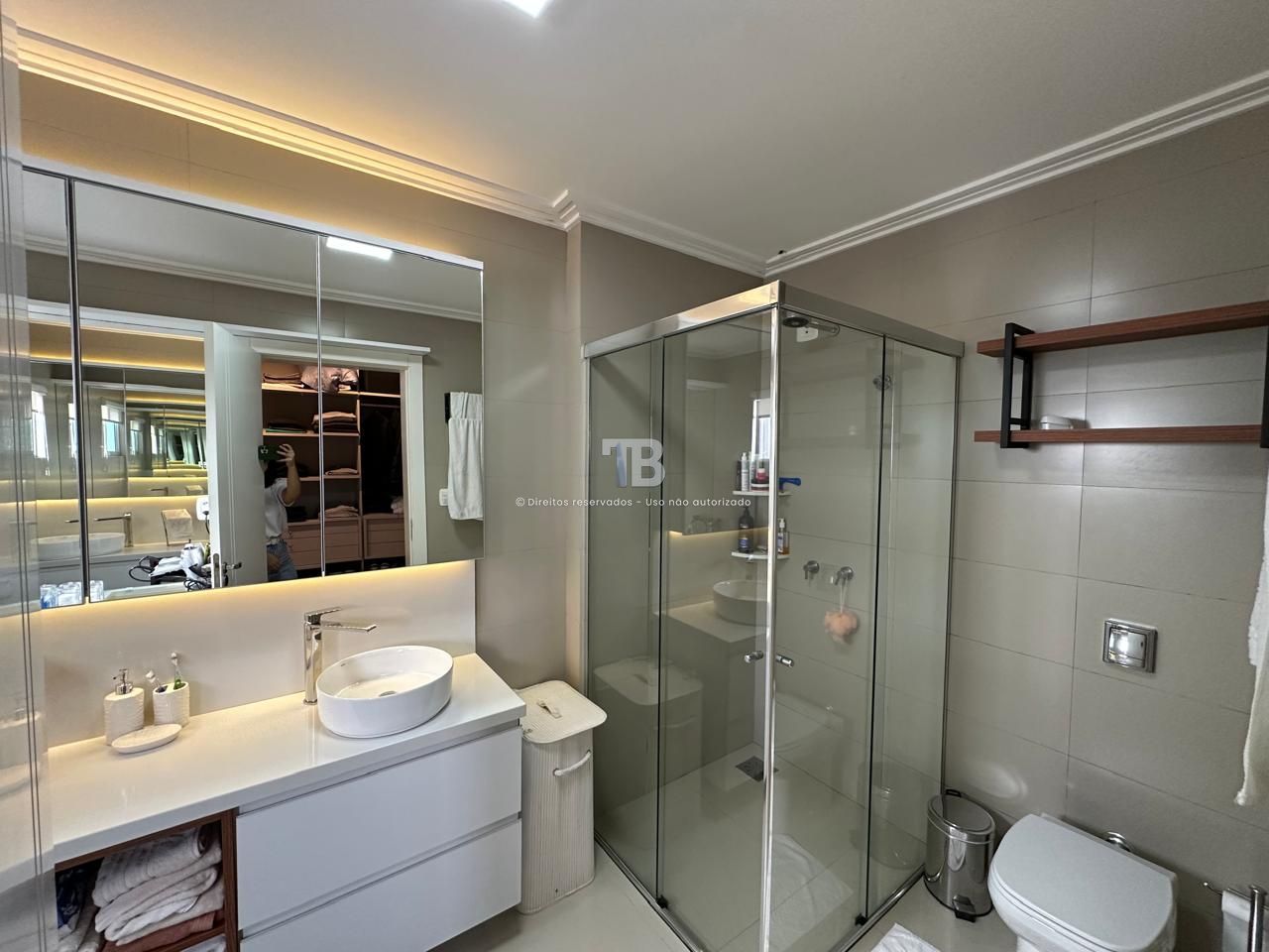 Apartamento Semimobiliado com 3 suítes
