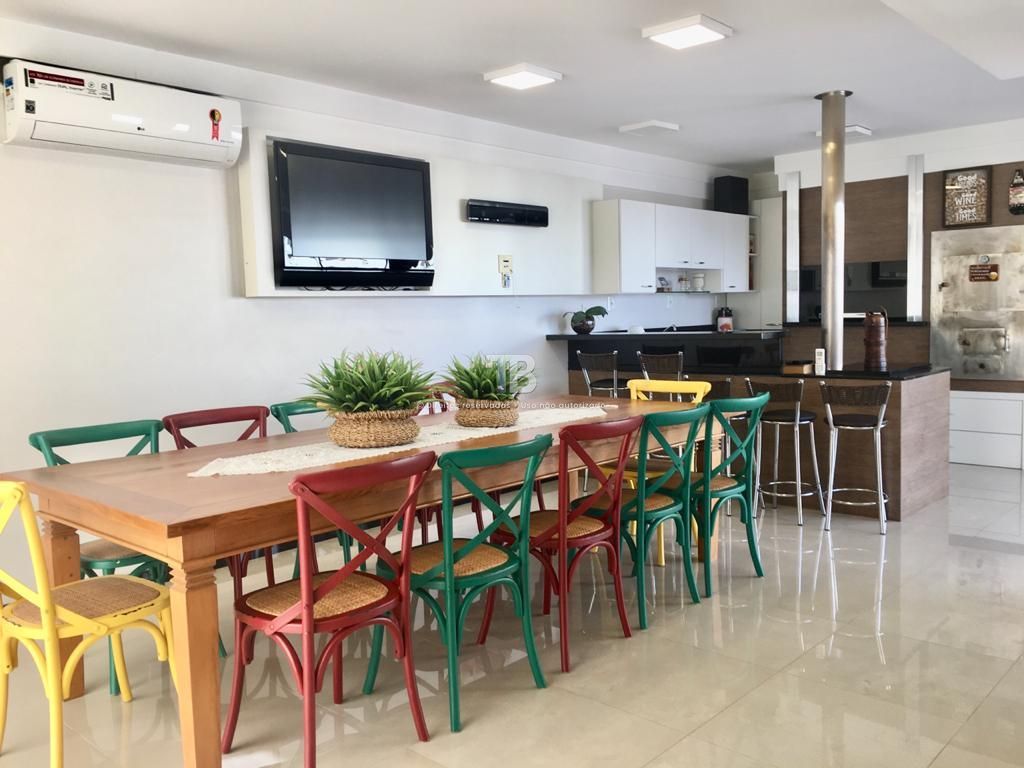 Casa semimobiliada com 3 suítes