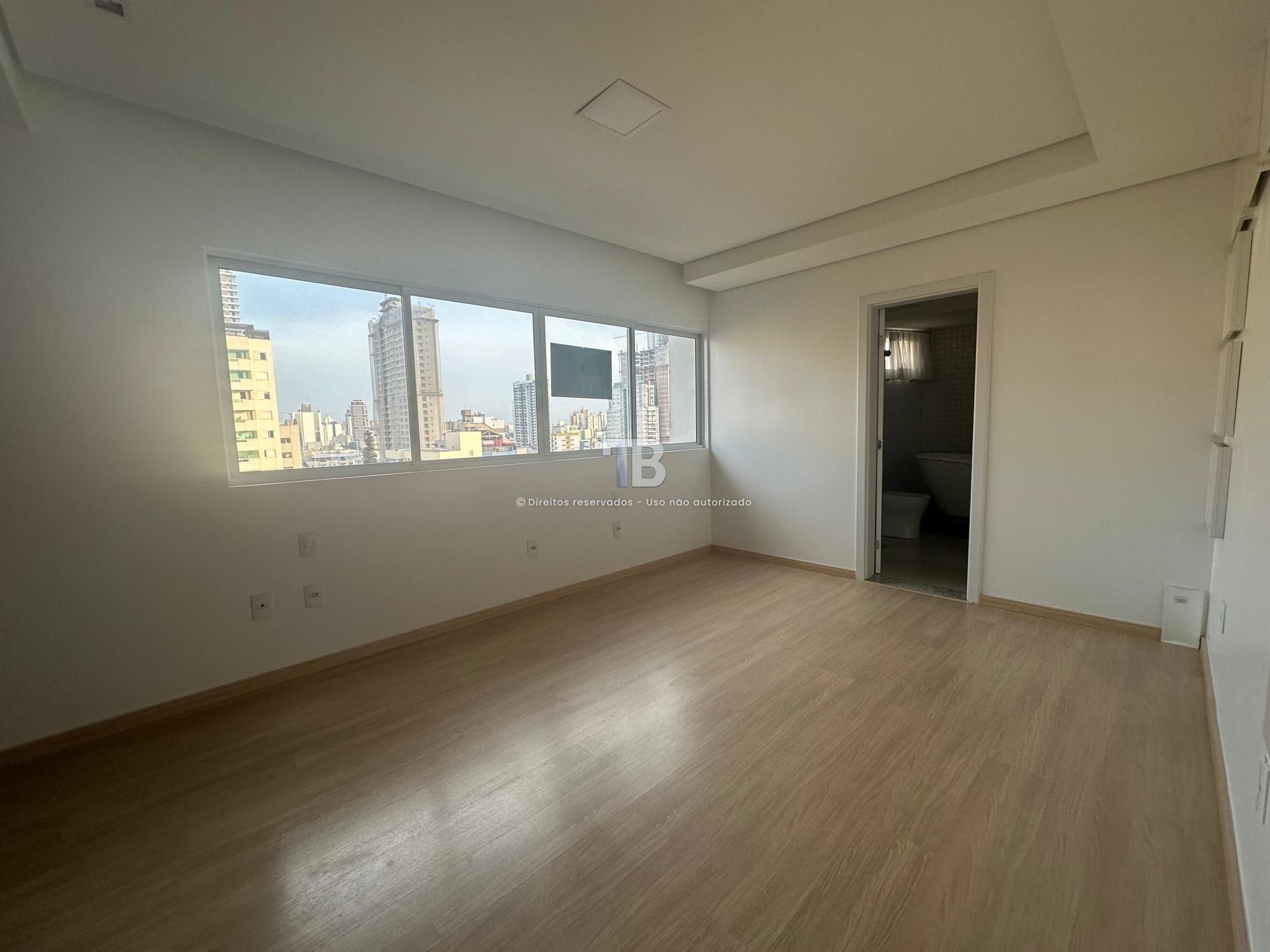 Apartamento Semimobiliado com 3 Suítes