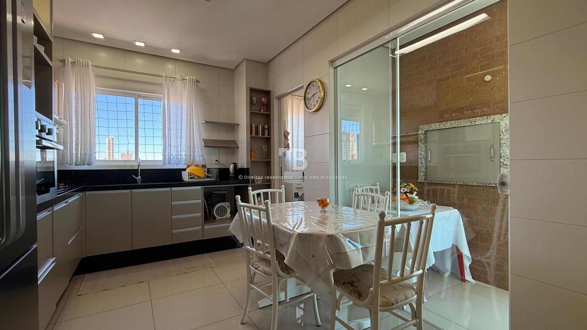 Apartamento Semimobiliado com 4 dormitórios
