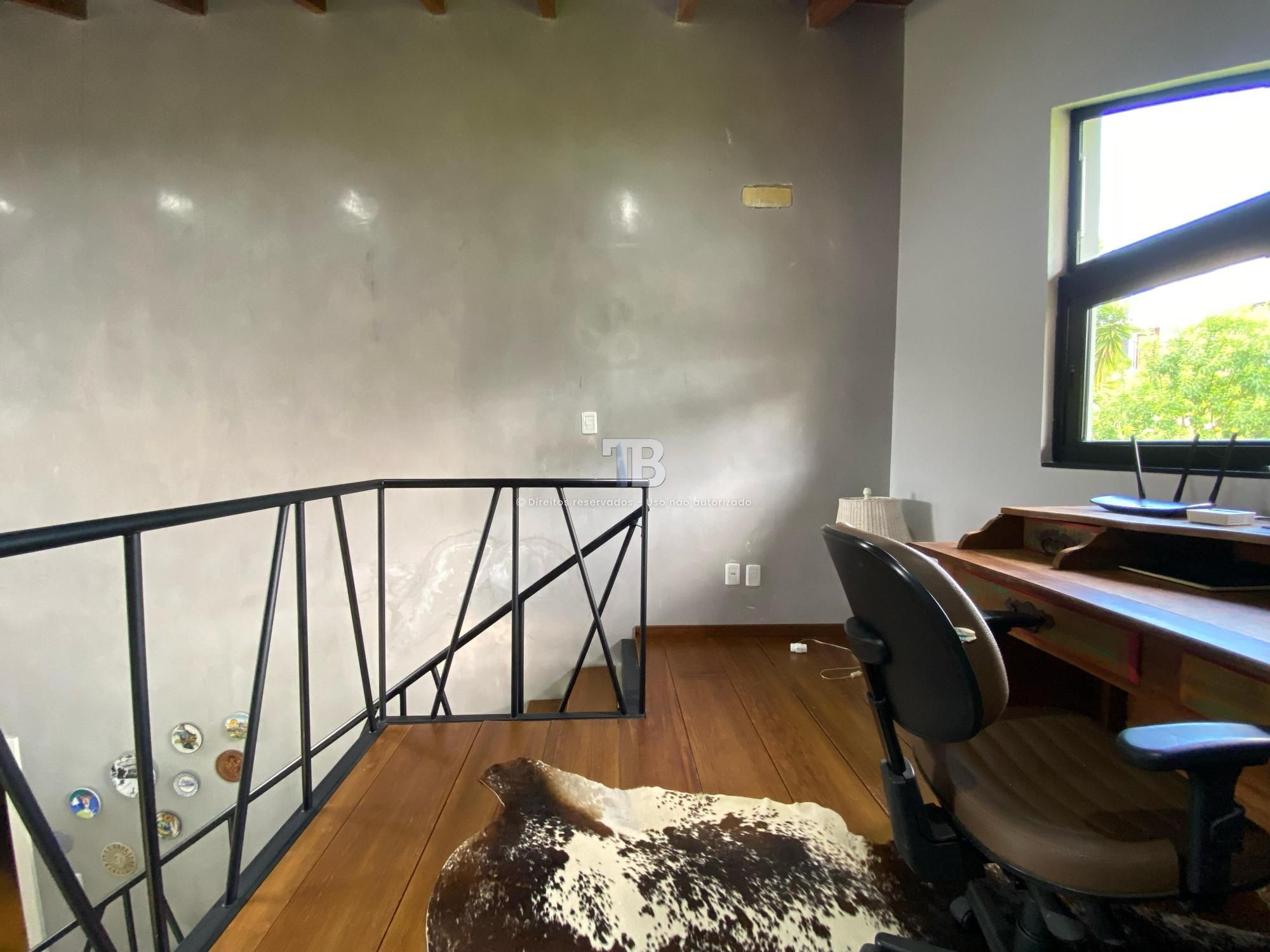 Casa Semimobiliada em condomínio fechado