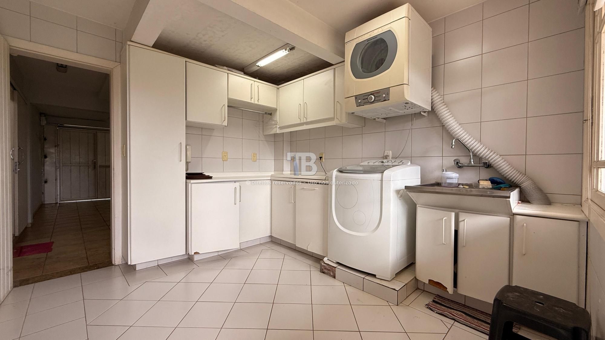 Casa Semimobiliada com quatro dormitórios