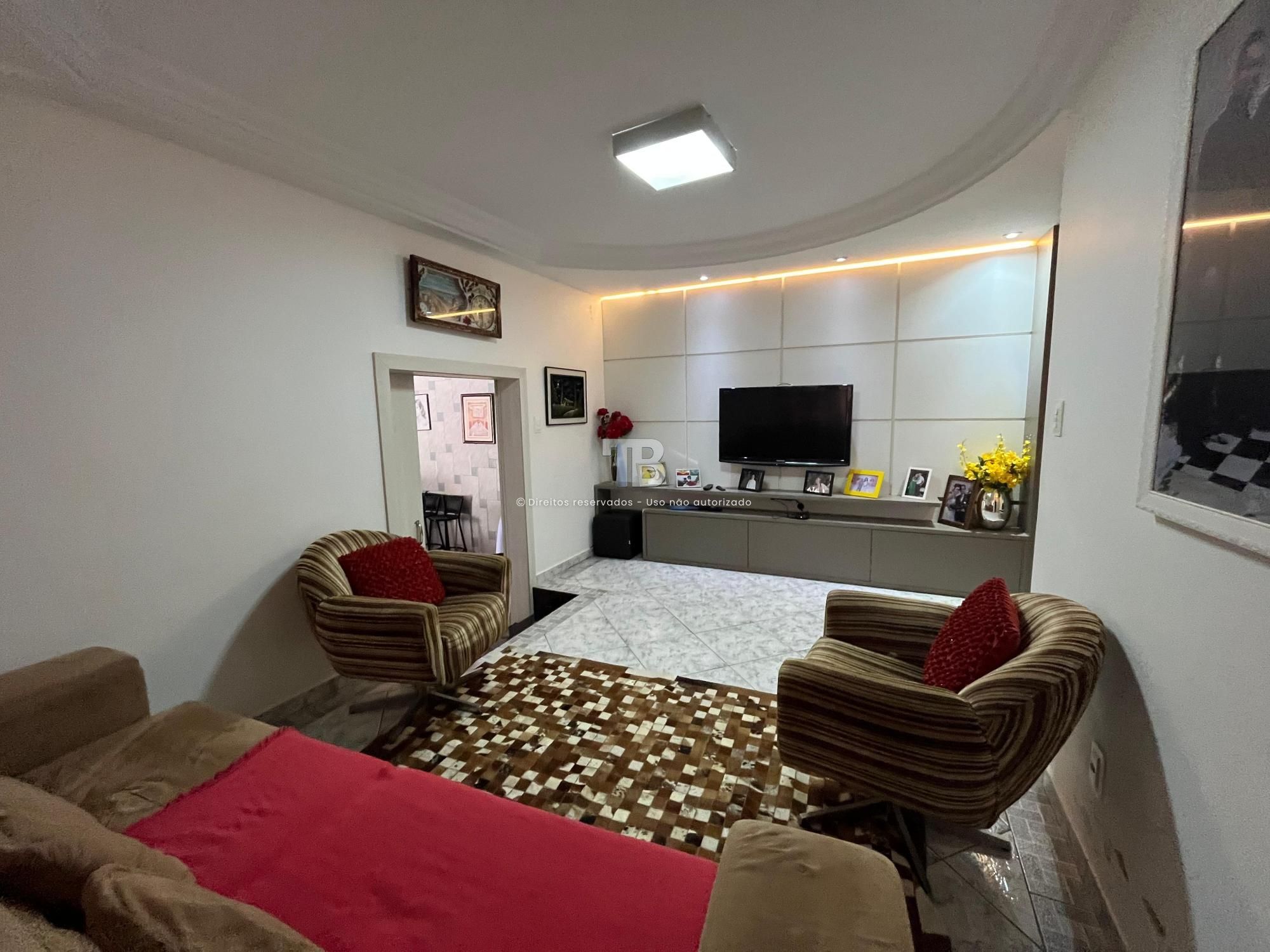 Casa com dois pavimentos à venda