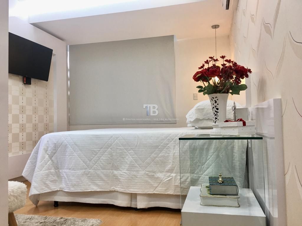 Casa semimobiliada com 3 suítes