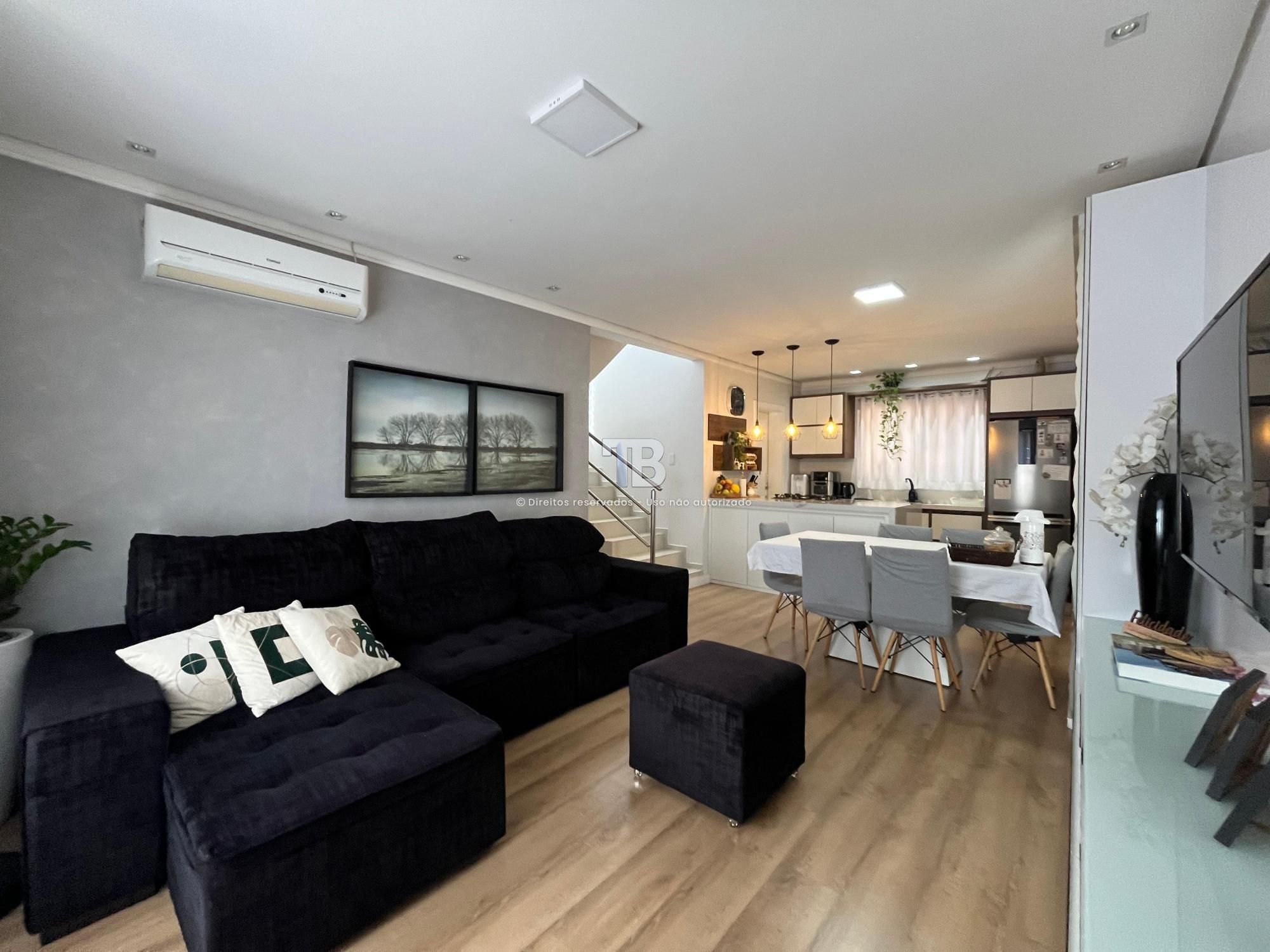 Casa com dois pavimentos à venda