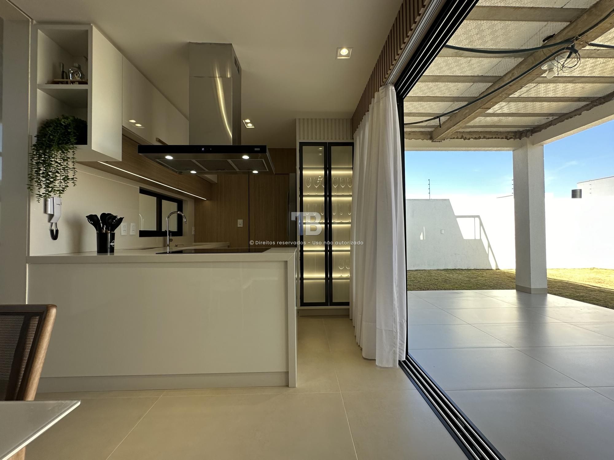 Casa semimobiliada - Alto Padrão