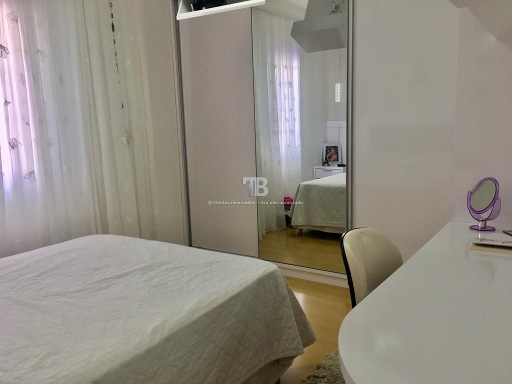 Casa semimobiliada com 3 suítes