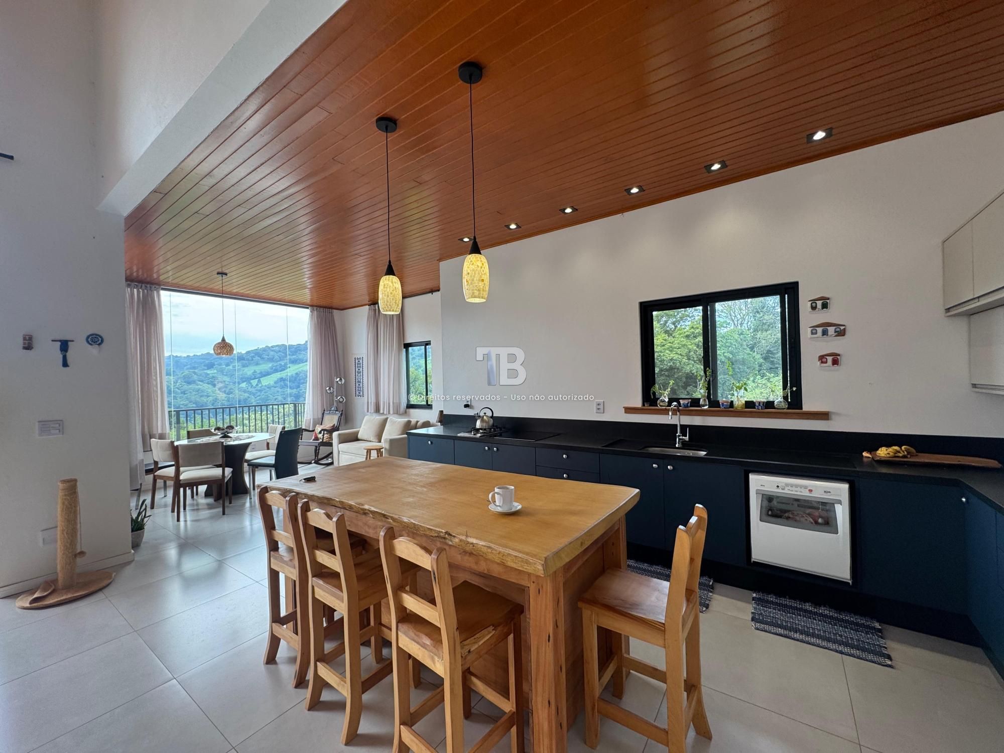 Casa em Condomínio Semimobiliada