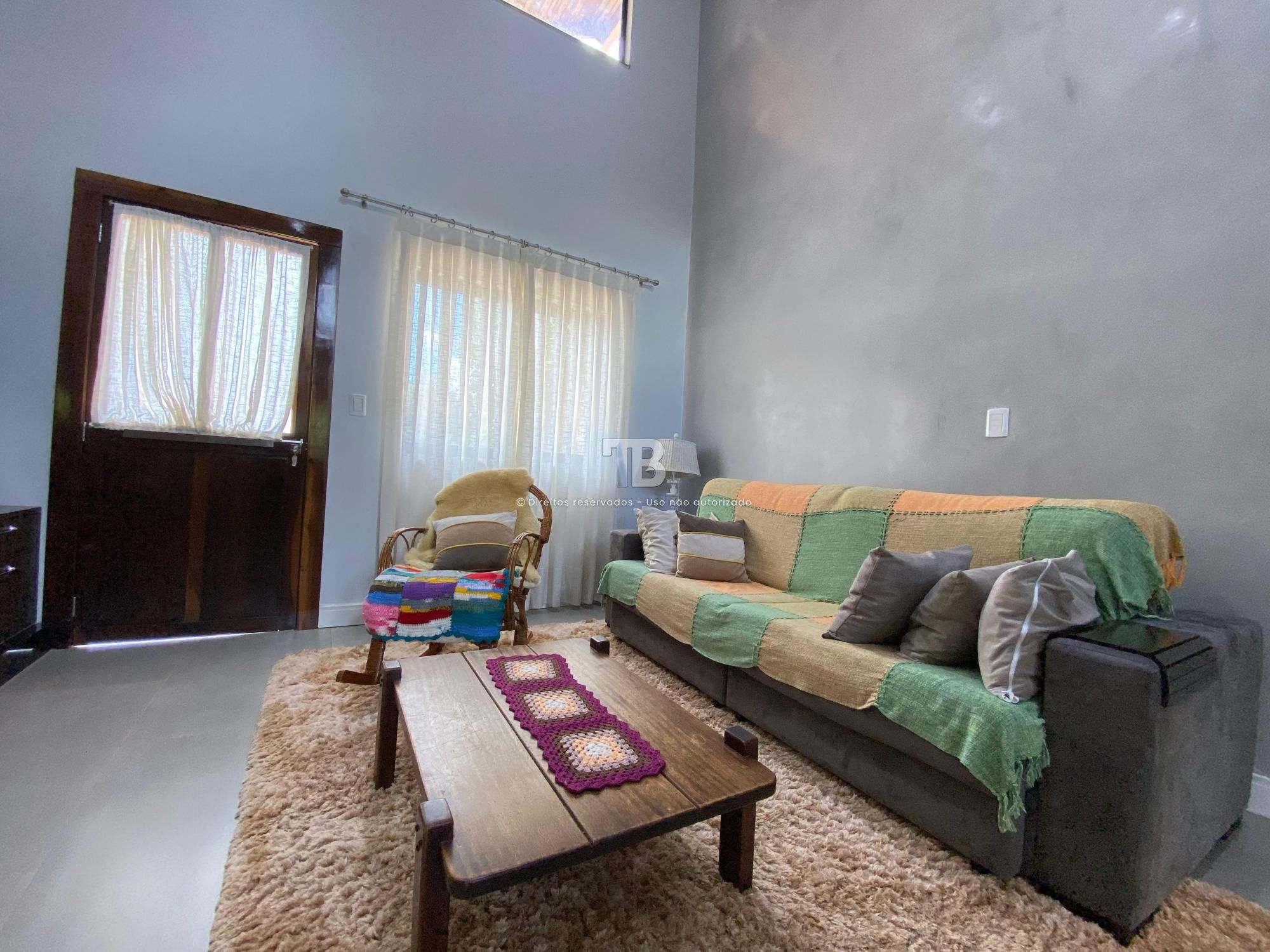 Casa Semimobiliada em condomínio fechado