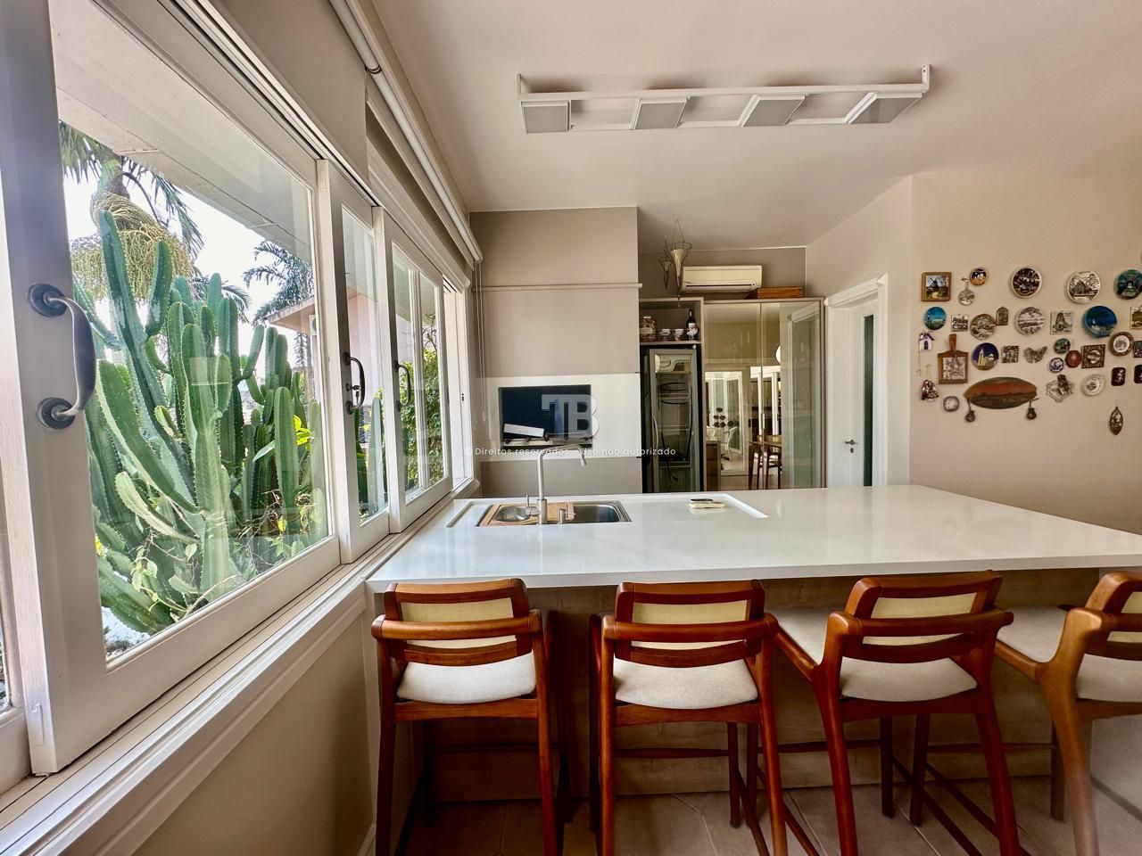 Casa Semimobiliada com 3 Suítes