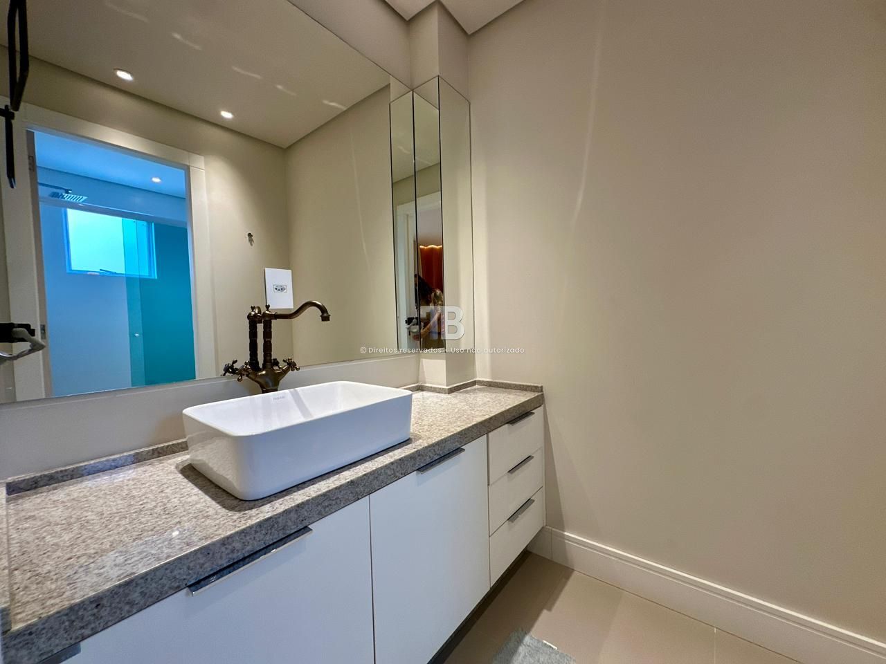 Apartamento Semimobiliado à Venda