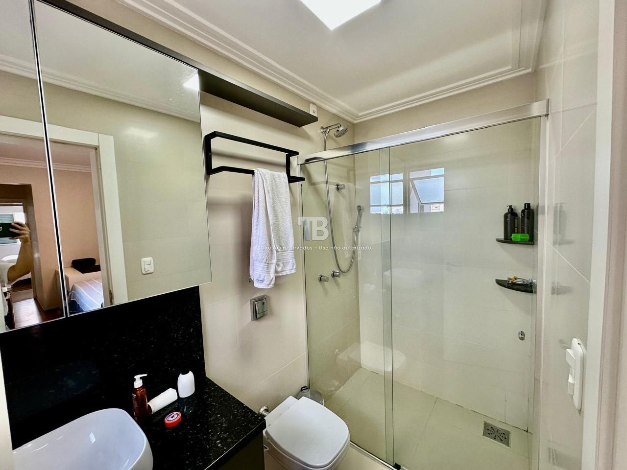 Apartamento Semimobiliado com 3 suítes