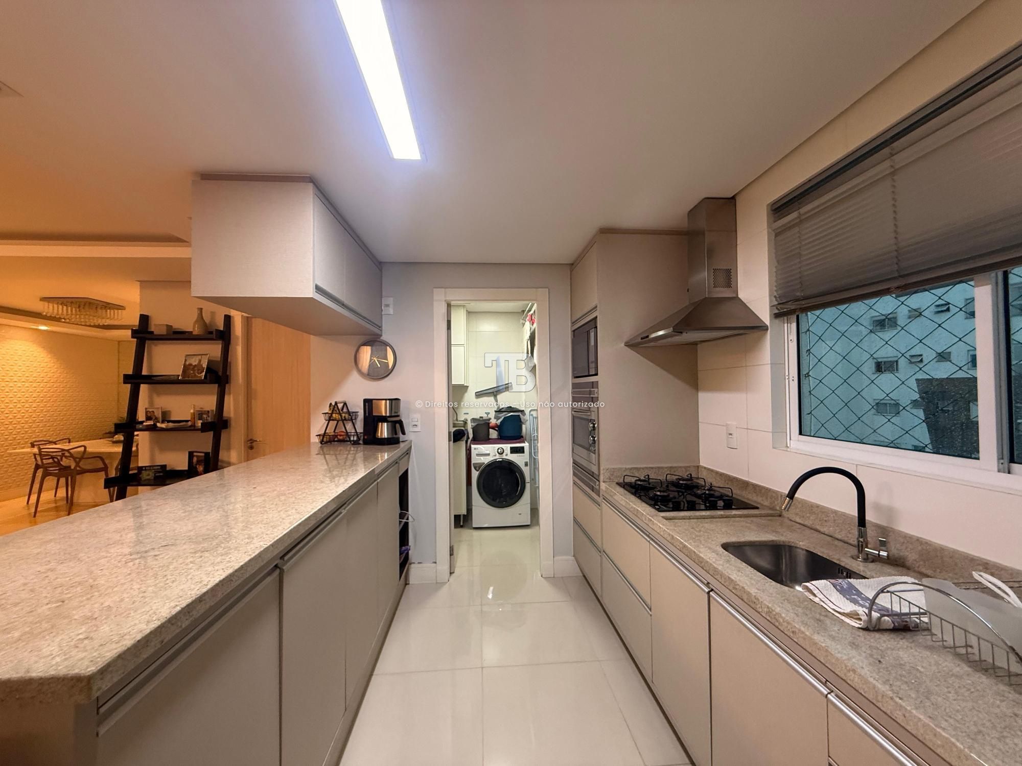 Apartamento Semimobiliado com 3 dormitórios