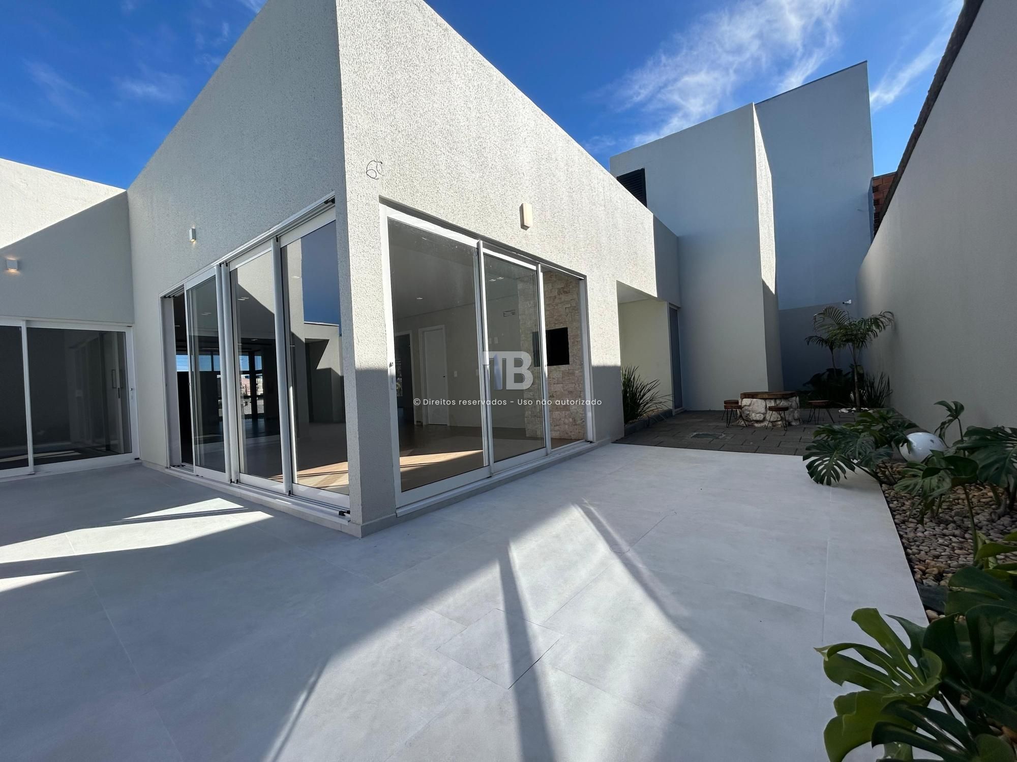 Casa Nova à venda com piscina