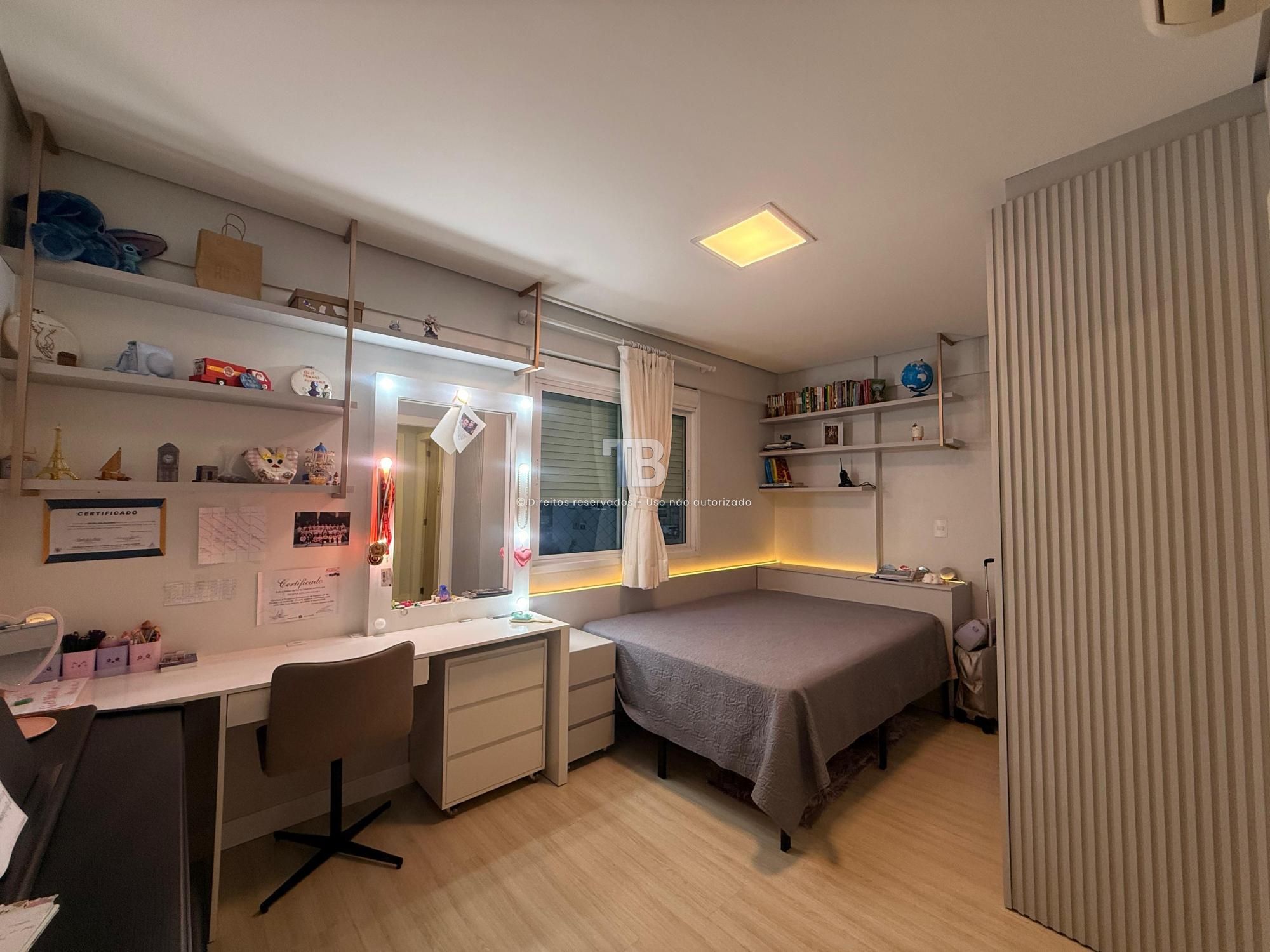 Apartamento Semimobiliado com 3 dormitórios