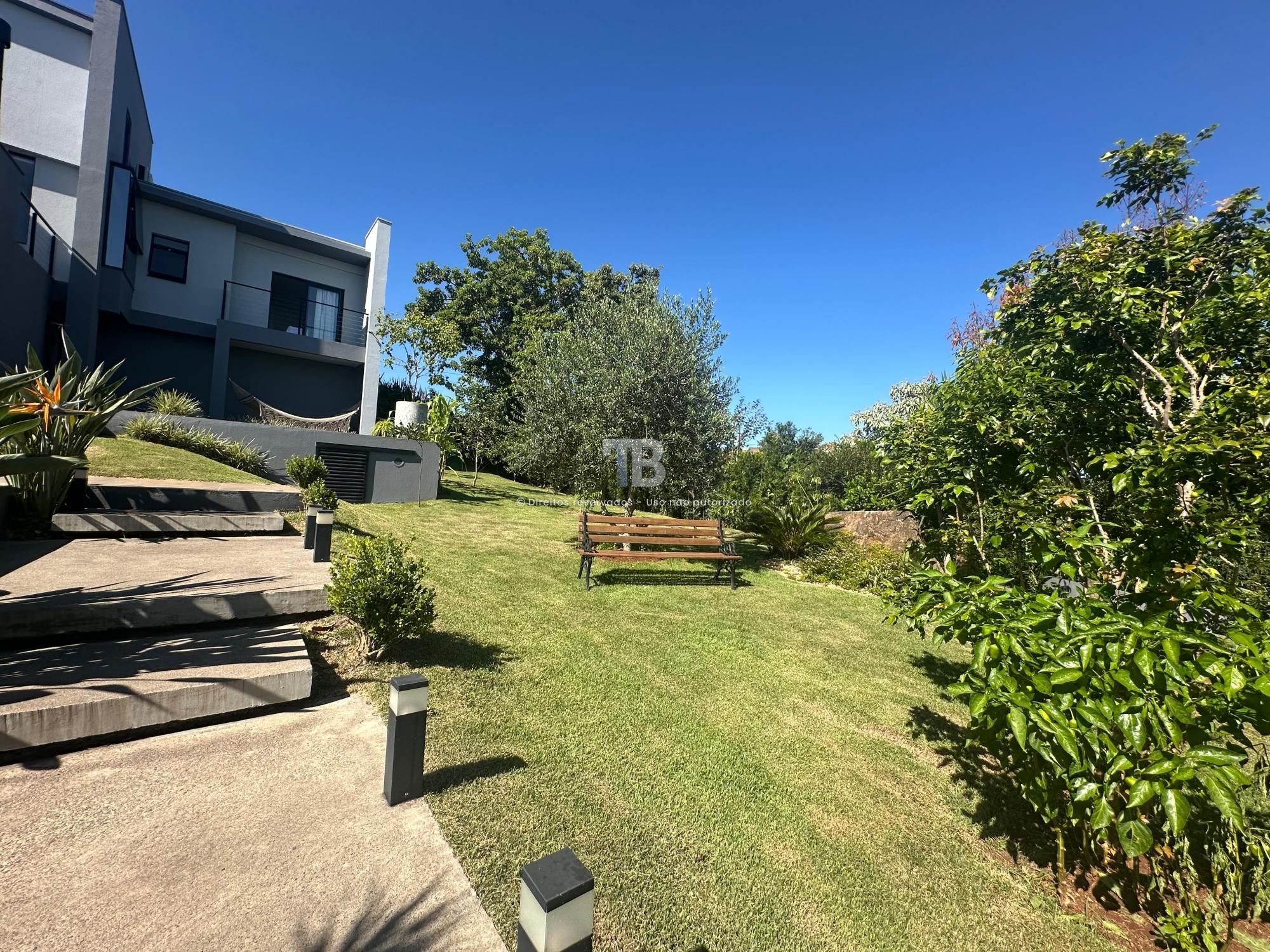 Casa Mobiliada em Condomínio Fechado