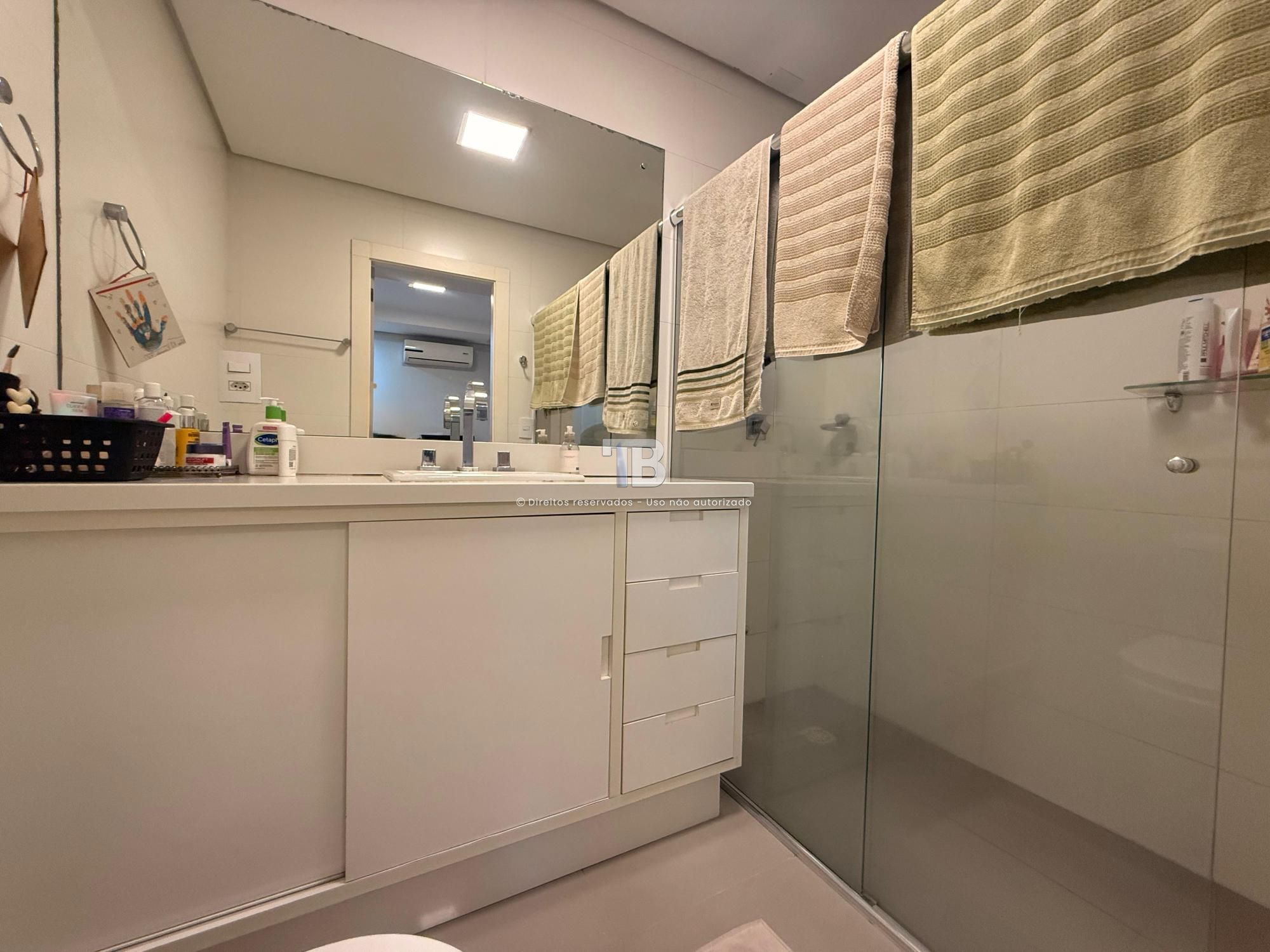 Apartamento Semimobiliado com 3 dormitórios