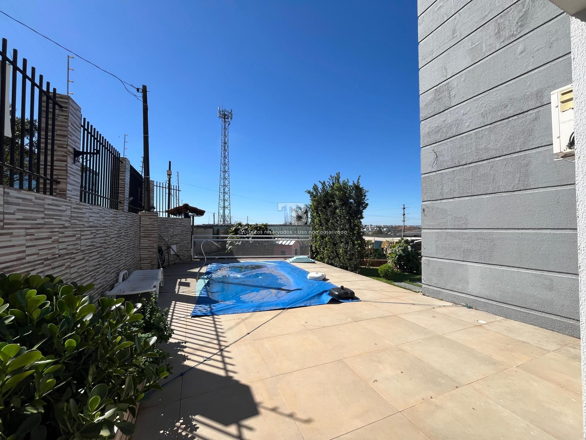 Casa com dois pavimentos à venda