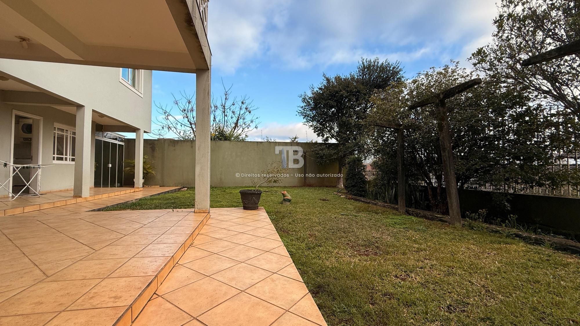 Casa Semimobiliada com quatro dormitórios
