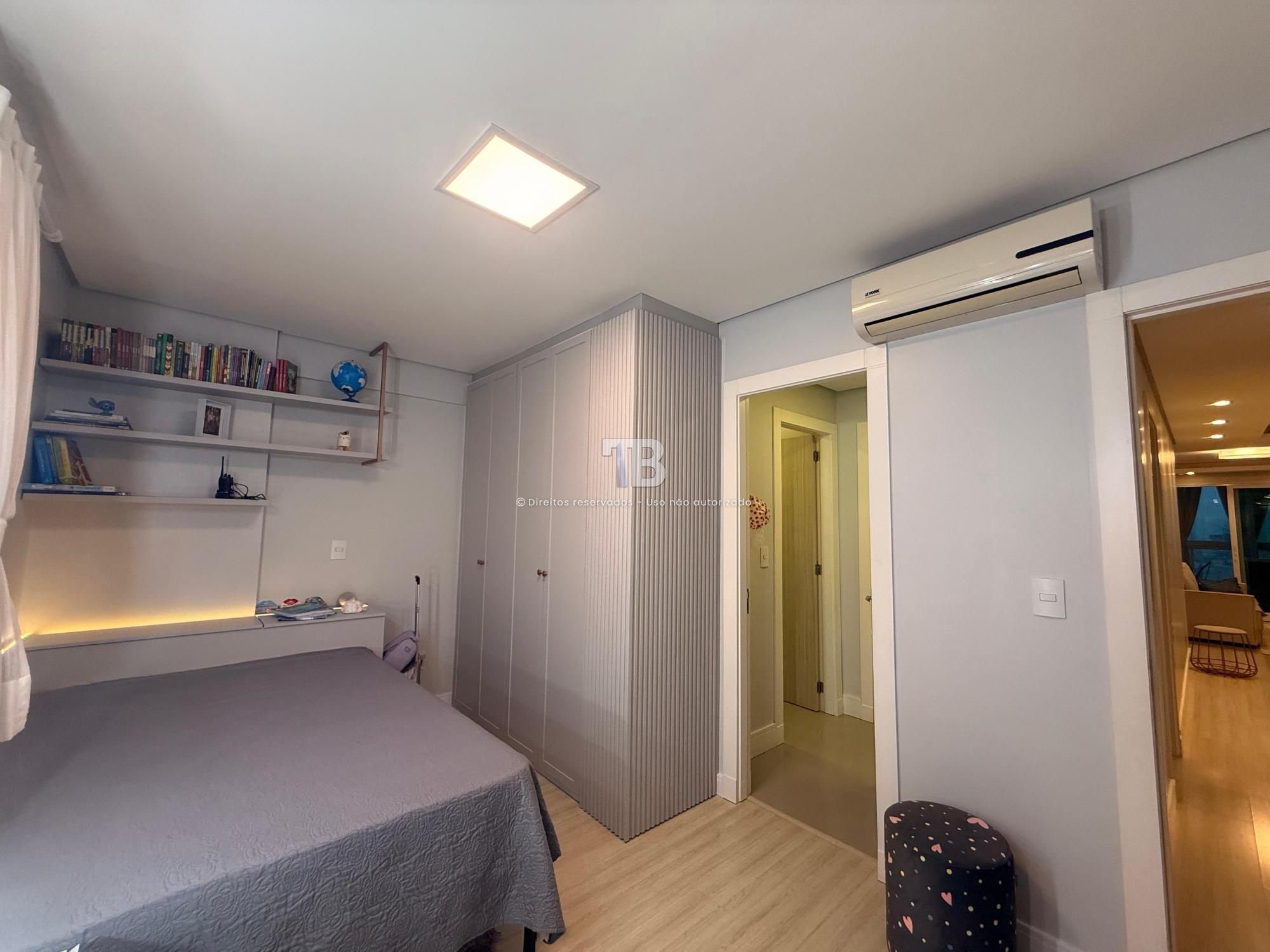 Apartamento Semimobiliado com 3 dormitórios