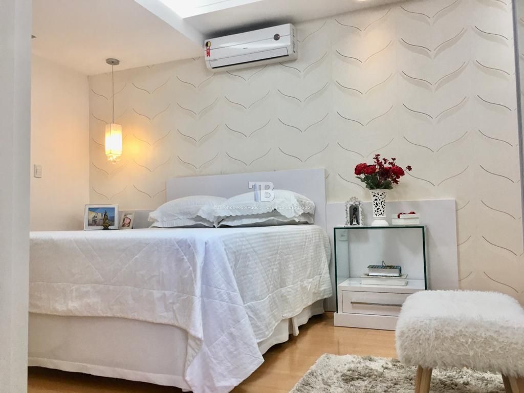 Casa semimobiliada com 3 suítes