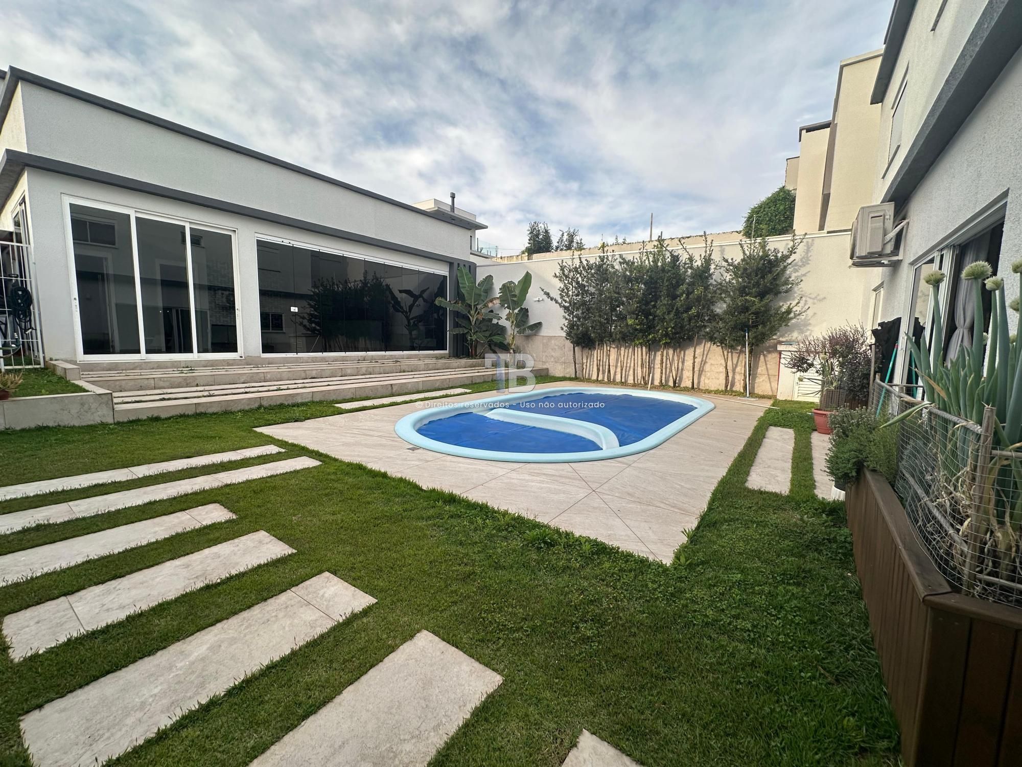 Casa Mobiliada com Piscina à Venda