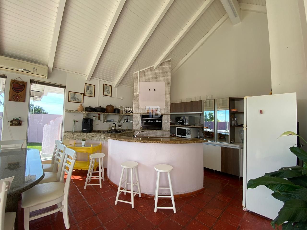Casa ampla com cinco quartos