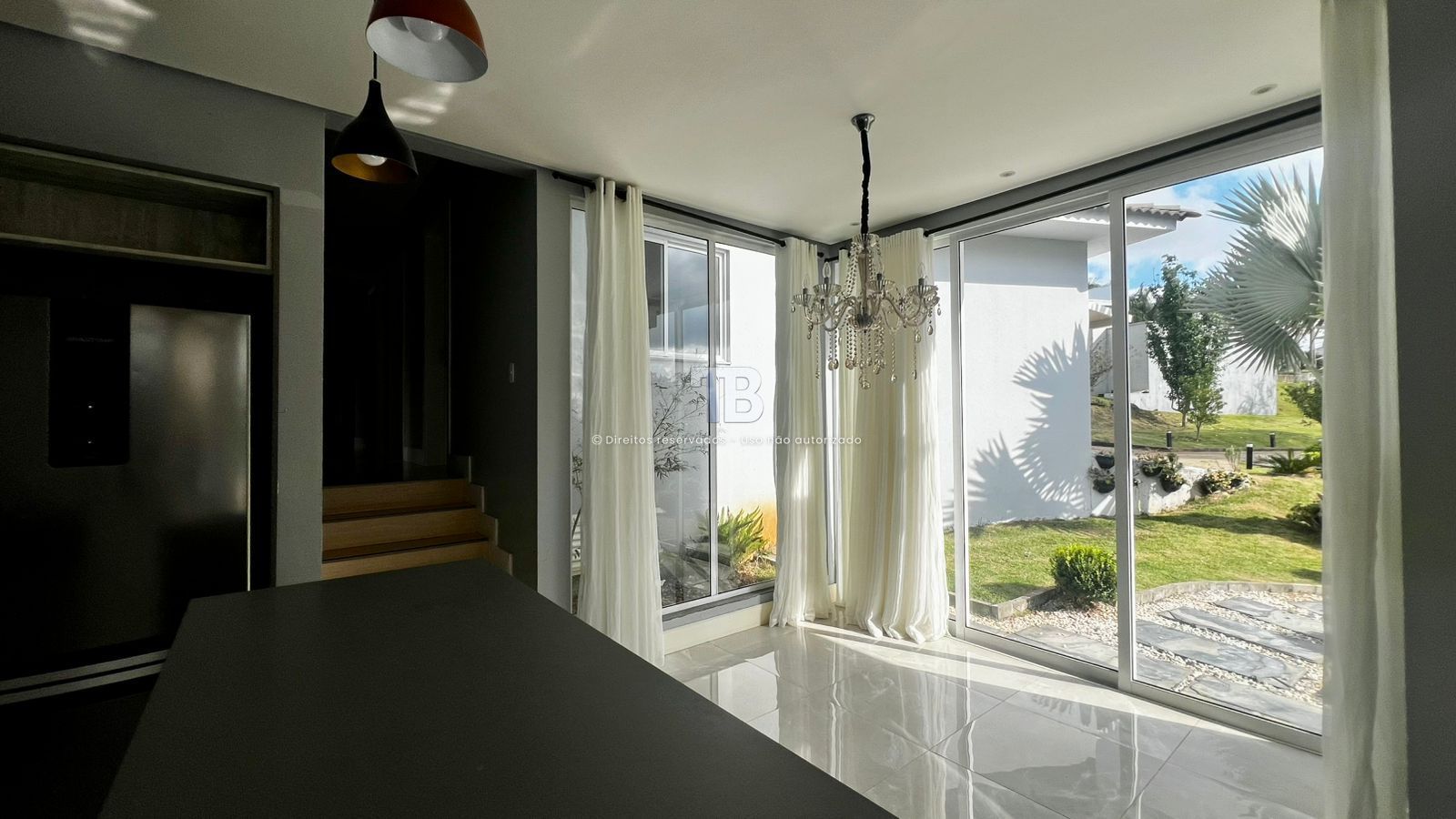 Casa em Condomínio Fechado Semimobiliada