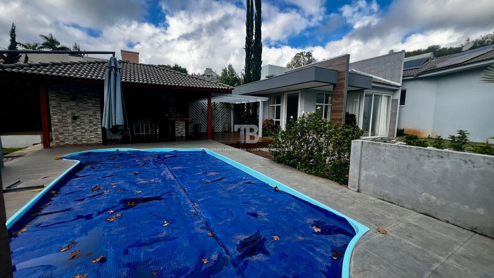 Casa em Condomínio Fechado Semimobiliada