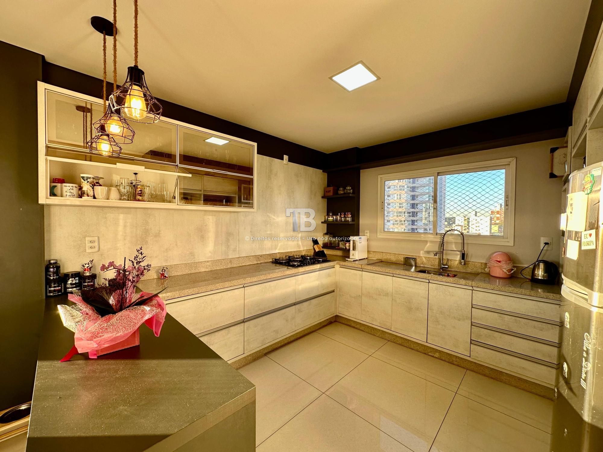 Apartamento Semimobiliado com 3 suítes