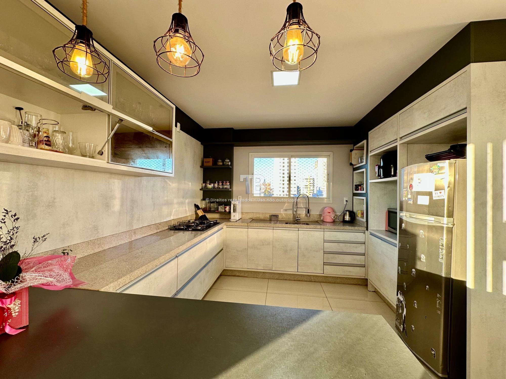 Apartamento Semimobiliado com 3 suítes