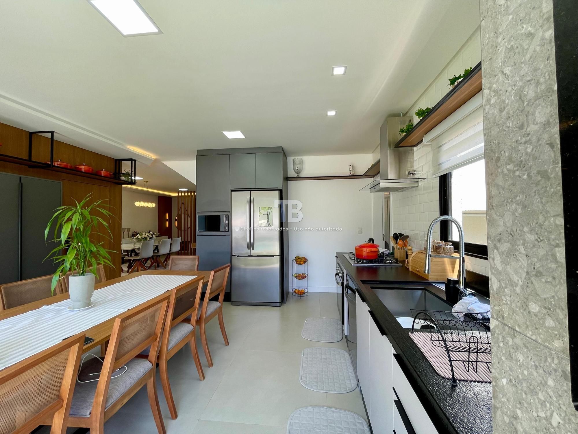 Casa à Venda com 3 suítes