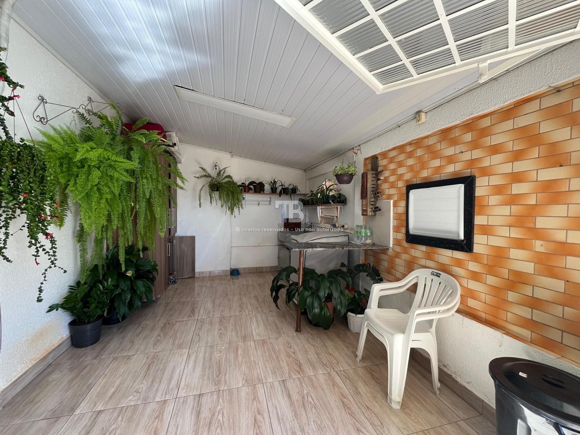 Casa com dois pavimentos à venda