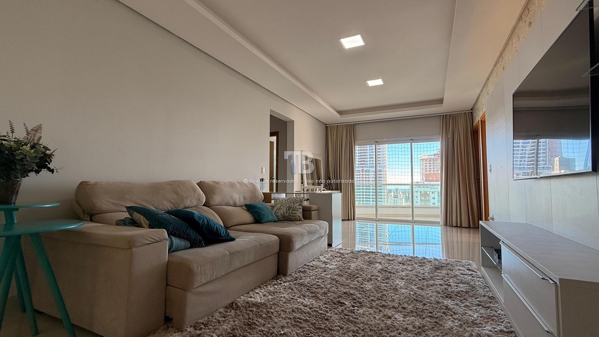 Apartamento Semimobiliado com 4 dormitórios
