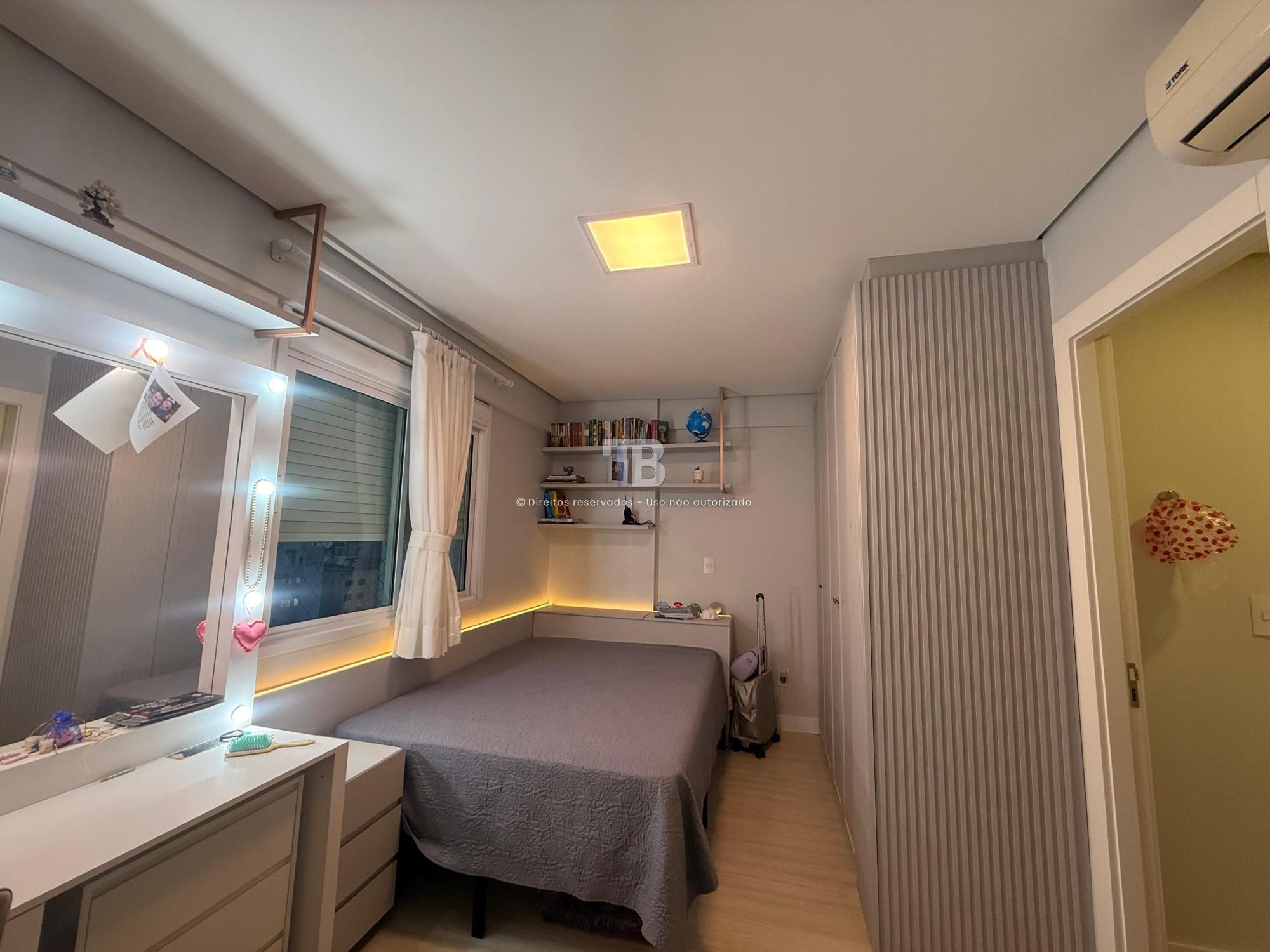 Apartamento Semimobiliado com 3 dormitórios